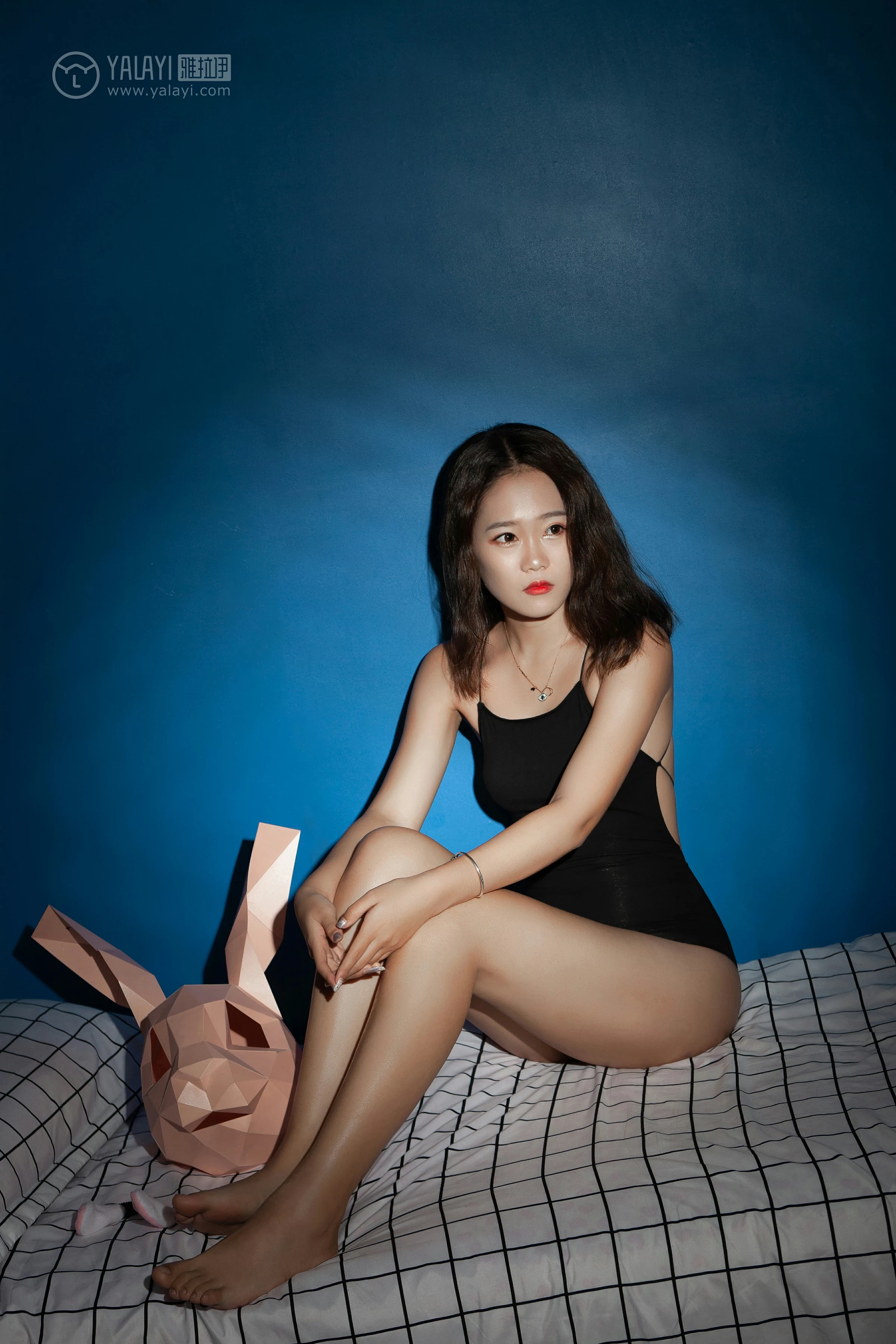 [YALAYI雅拉伊]NO.100 暗房 李晗 黑色吊带连体比基尼泳装性感私房写真集第1张