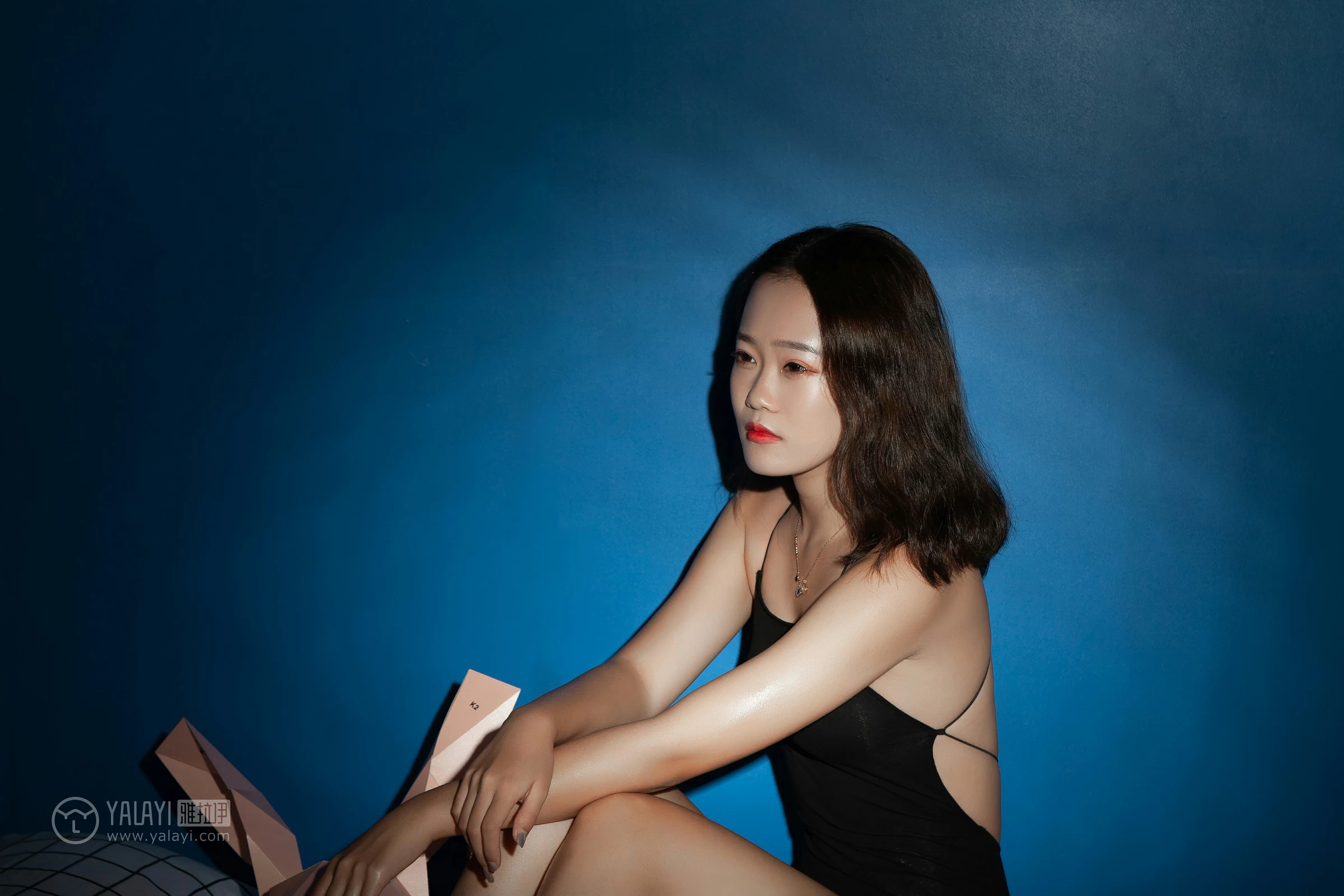 [YALAYI雅拉伊]NO.100 暗房 李晗 黑色吊带连体比基尼泳装性感私房写真集第2张