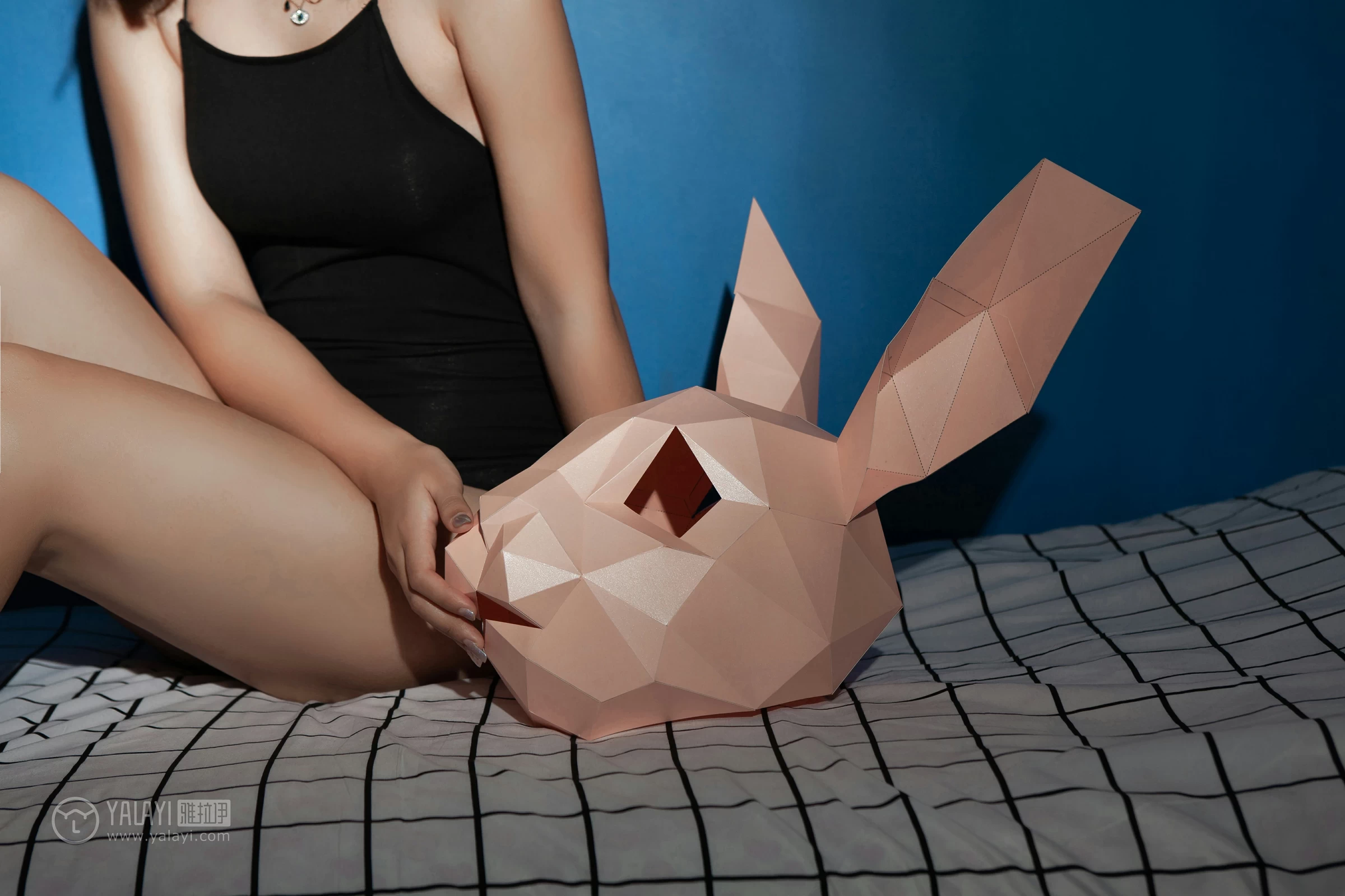 [YALAYI雅拉伊]NO.100 暗房 李晗 黑色吊带连体比基尼泳装性感私房写真集第3张