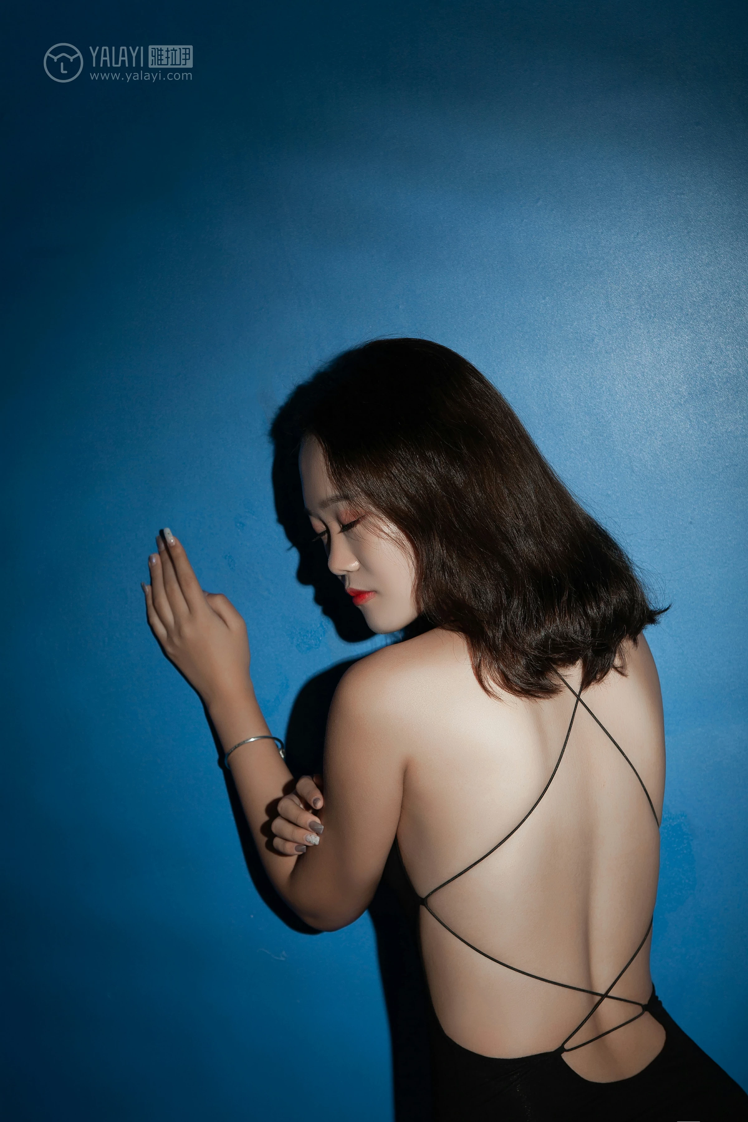 [YALAYI雅拉伊]NO.100 暗房 李晗 黑色吊带连体比基尼泳装性感私房写真集第3张