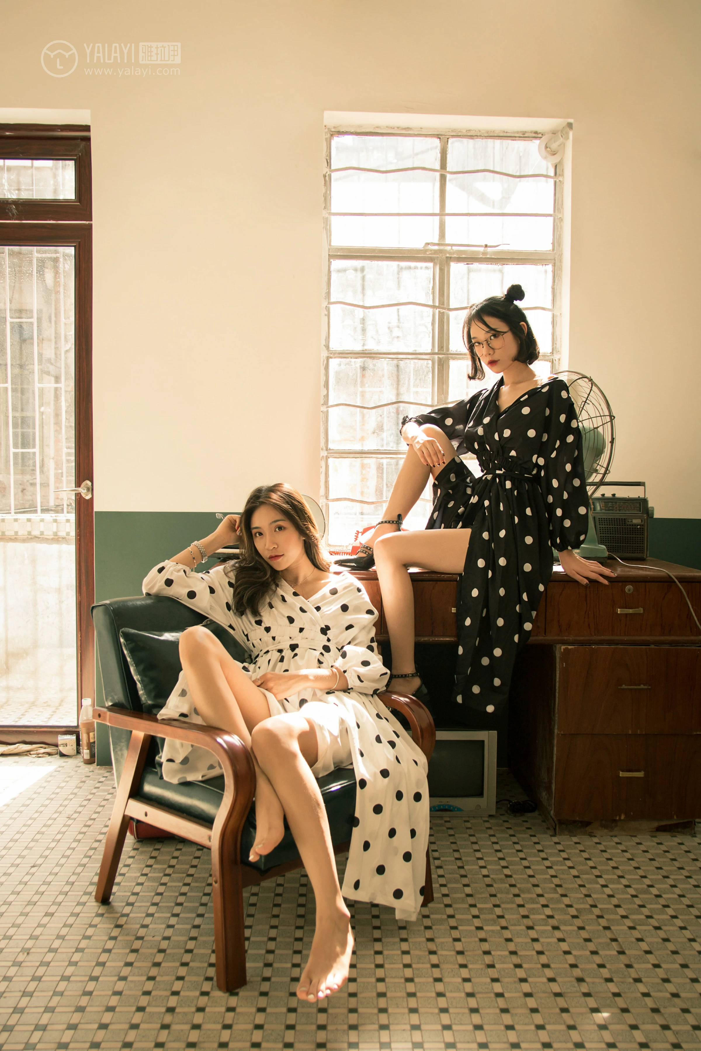[YALAYI雅拉伊]NO.114 双面伊人 琳琳 琛琛 居家睡衣性感私房写真集第8张