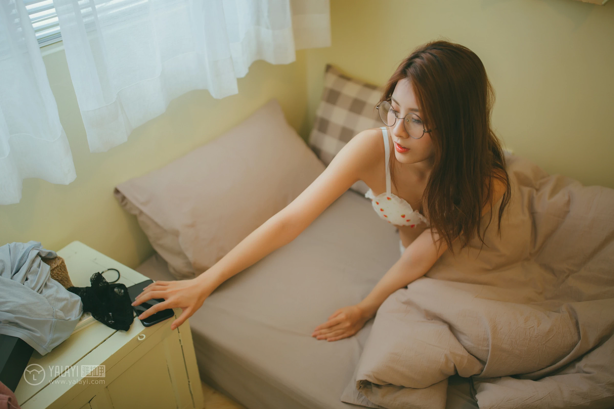 [YALAYI雅拉伊]NO.121 宅女 丸糯糯 白色情趣内衣与高中女生制服性感私房写真集第4张