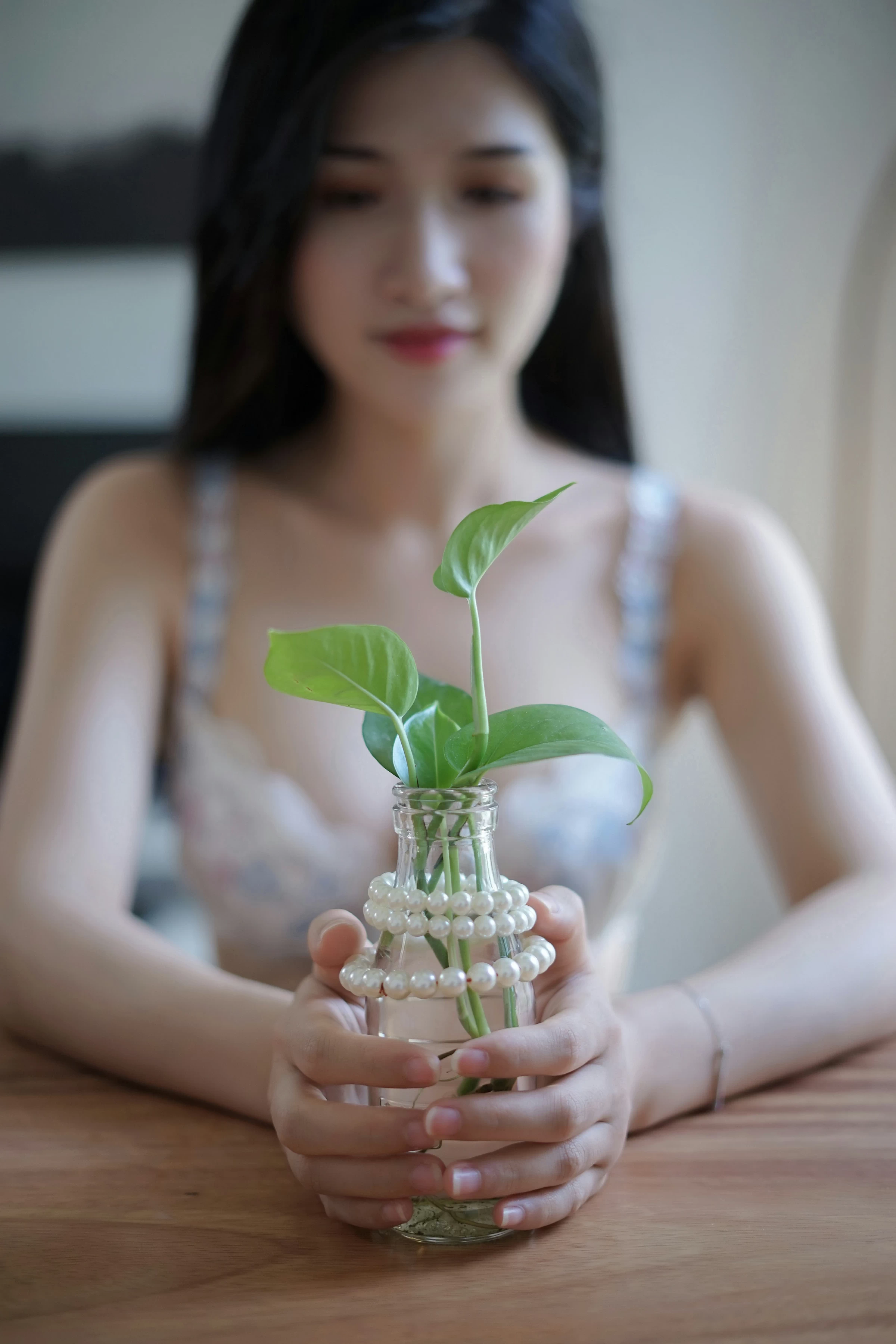 [YALAYI雅拉伊]NO.127 壹日 塔塔 白色吊带睡衣加蕾丝内衣性感私房写真集第7张