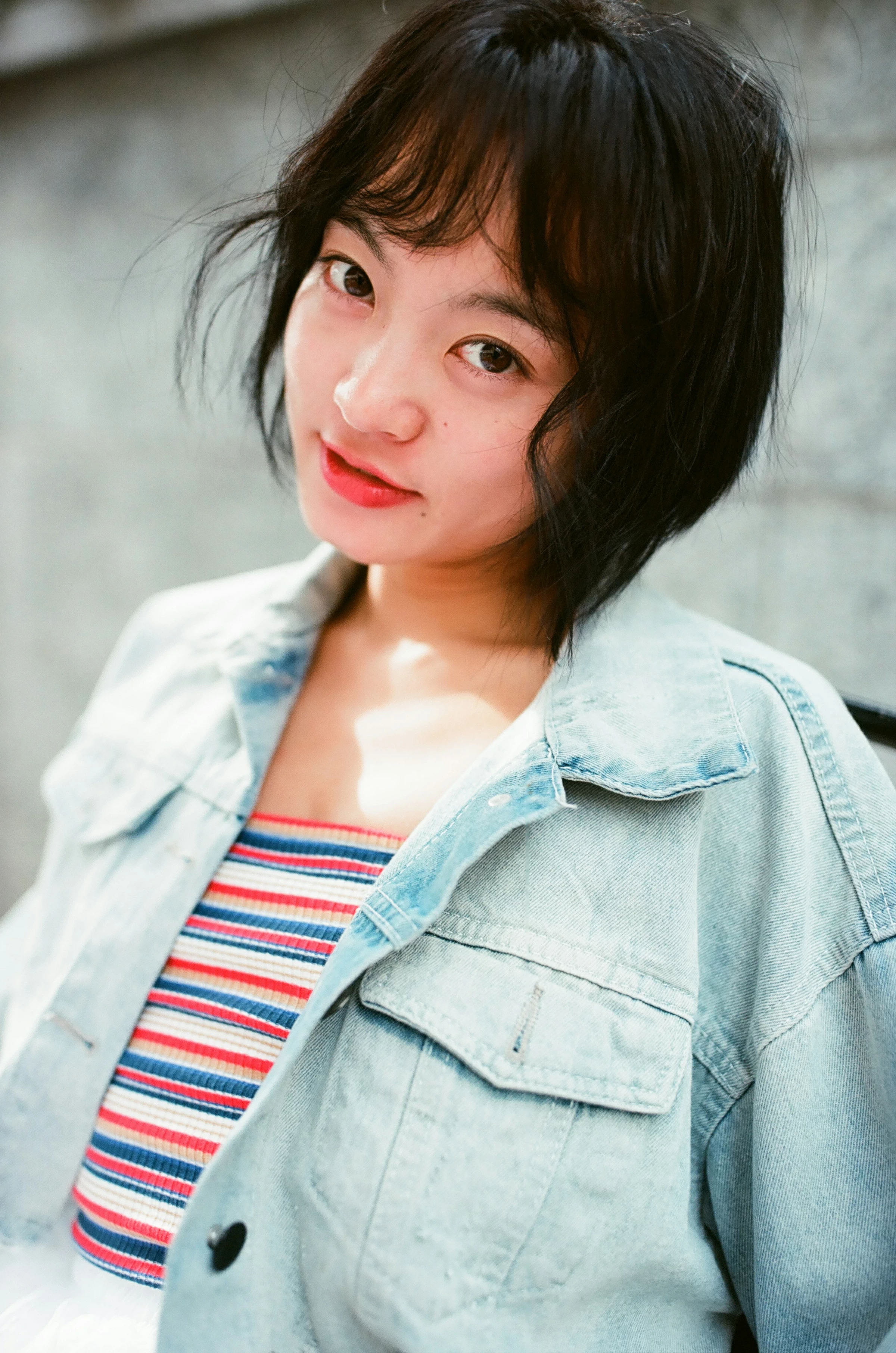 [YALAYI雅拉伊]NO.131 游街 米粒米粒 彩色背心与牛仔外套加白色透视裙私房写真集第1张