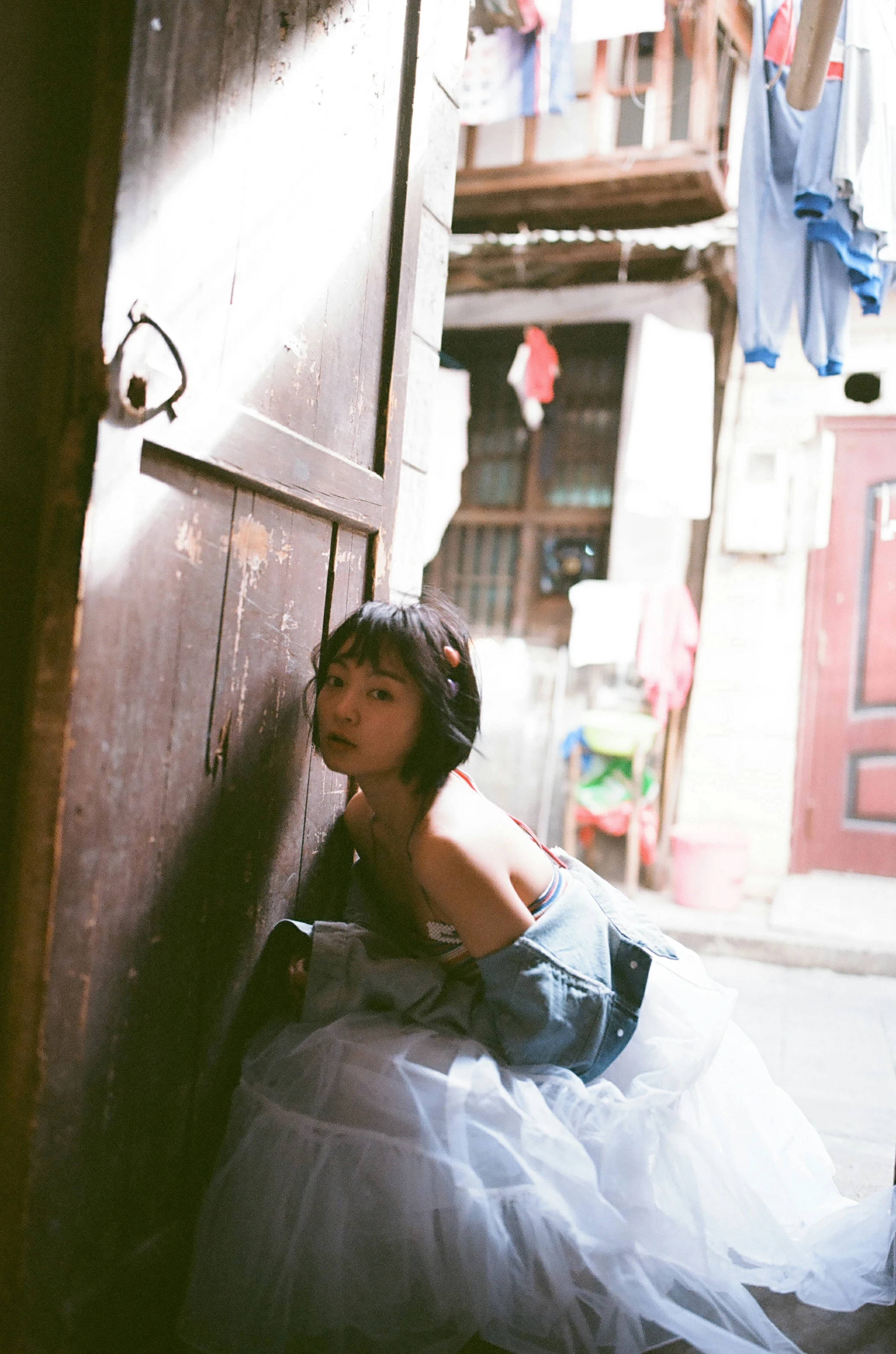 [YALAYI雅拉伊]NO.131 游街 米粒米粒 彩色背心与牛仔外套加白色透视裙私房写真集第20张