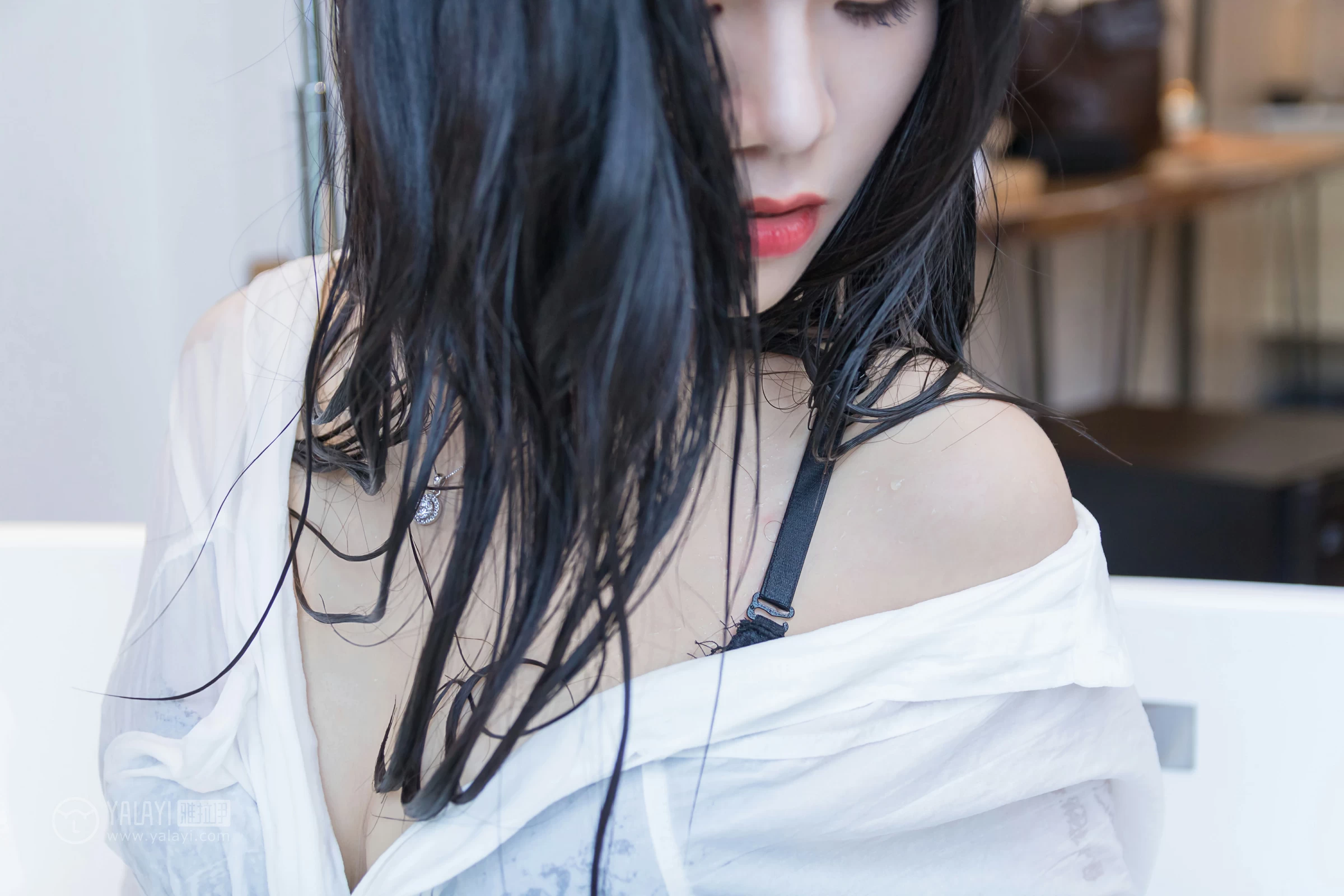 [YALAYI雅拉伊]NO.134 嬉水浴室 小灰 透视衬衫加黑色蕾丝镂空内衣性感私房写真集第9张
