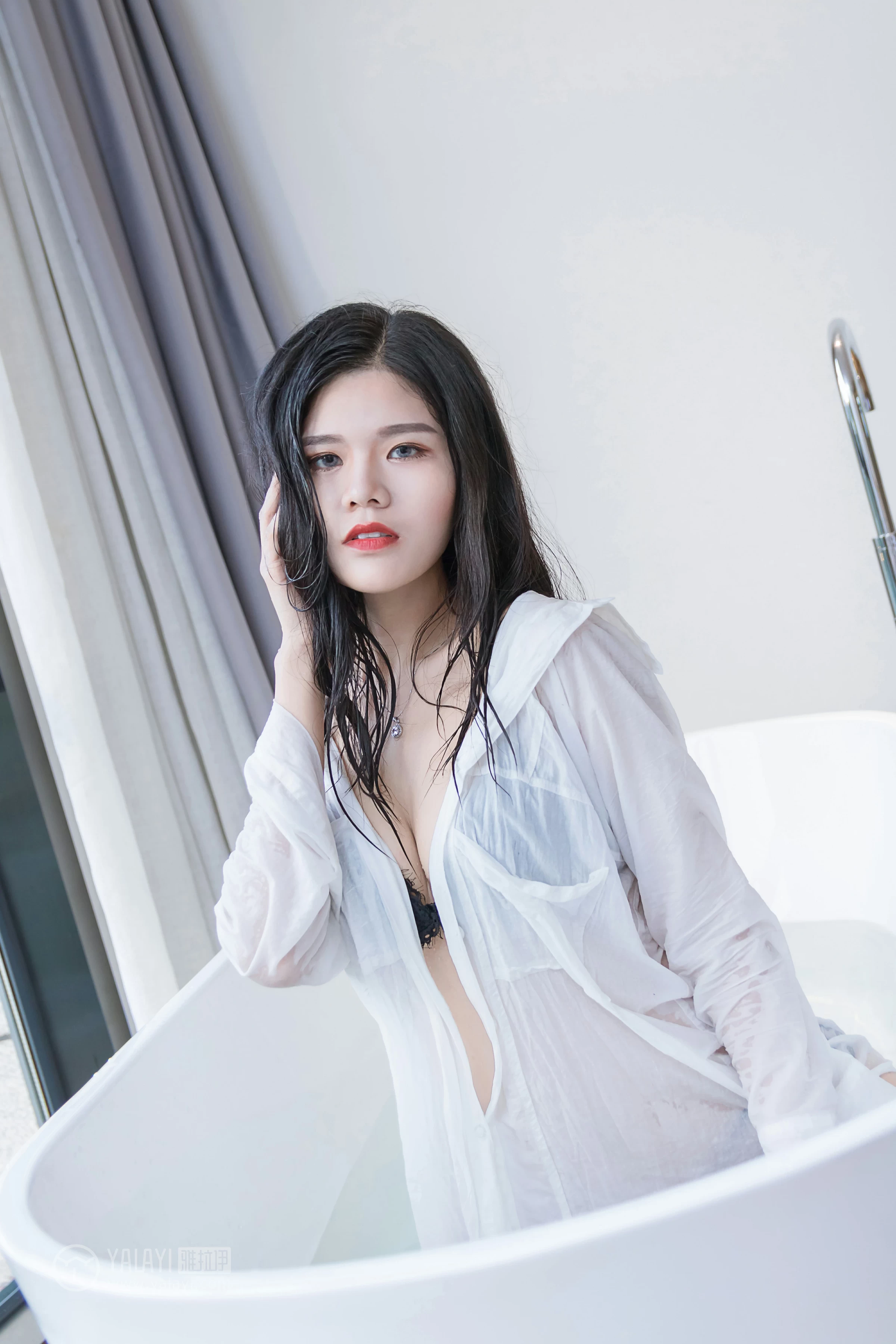 [YALAYI雅拉伊]NO.134 嬉水浴室 小灰 透视衬衫加黑色蕾丝镂空内衣性感私房写真集第10张