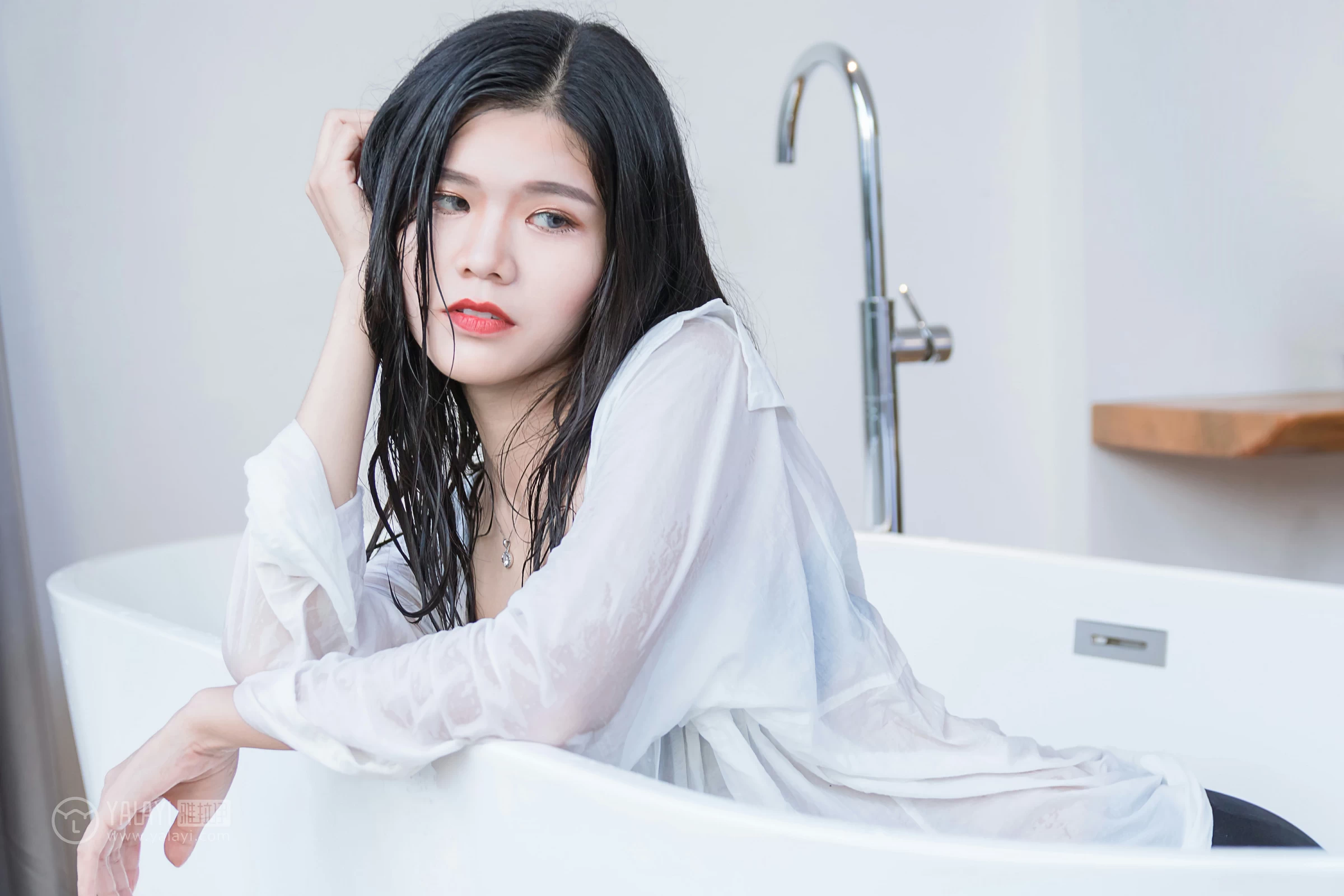 [YALAYI雅拉伊]NO.134 嬉水浴室 小灰 透视衬衫加黑色蕾丝镂空内衣性感私房写真集第11张