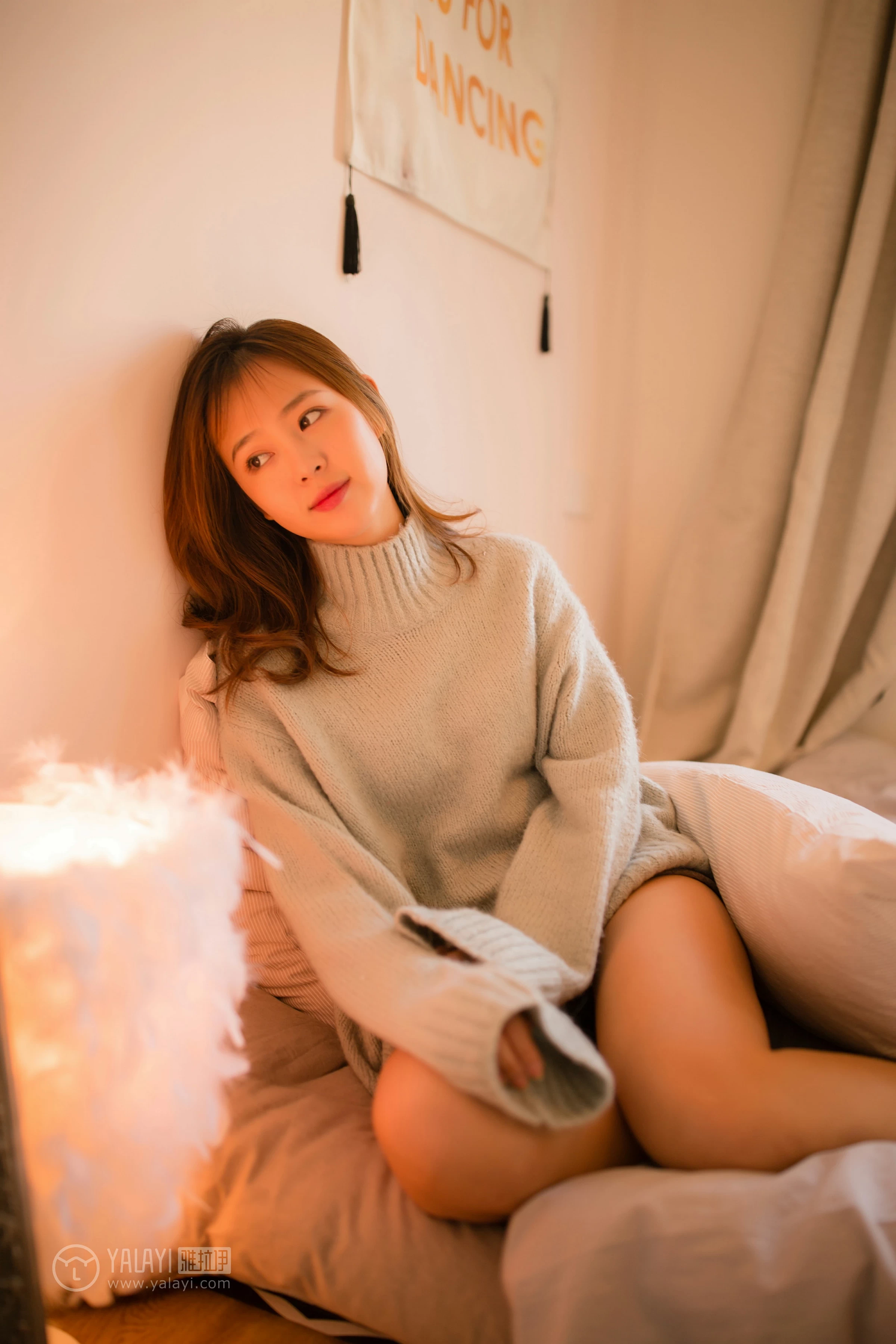 [YALAYI雅拉伊]NO.152 亲爱的同居女友 张雨青 粉色毛衣加灰色短裤性感私房写真集第1张