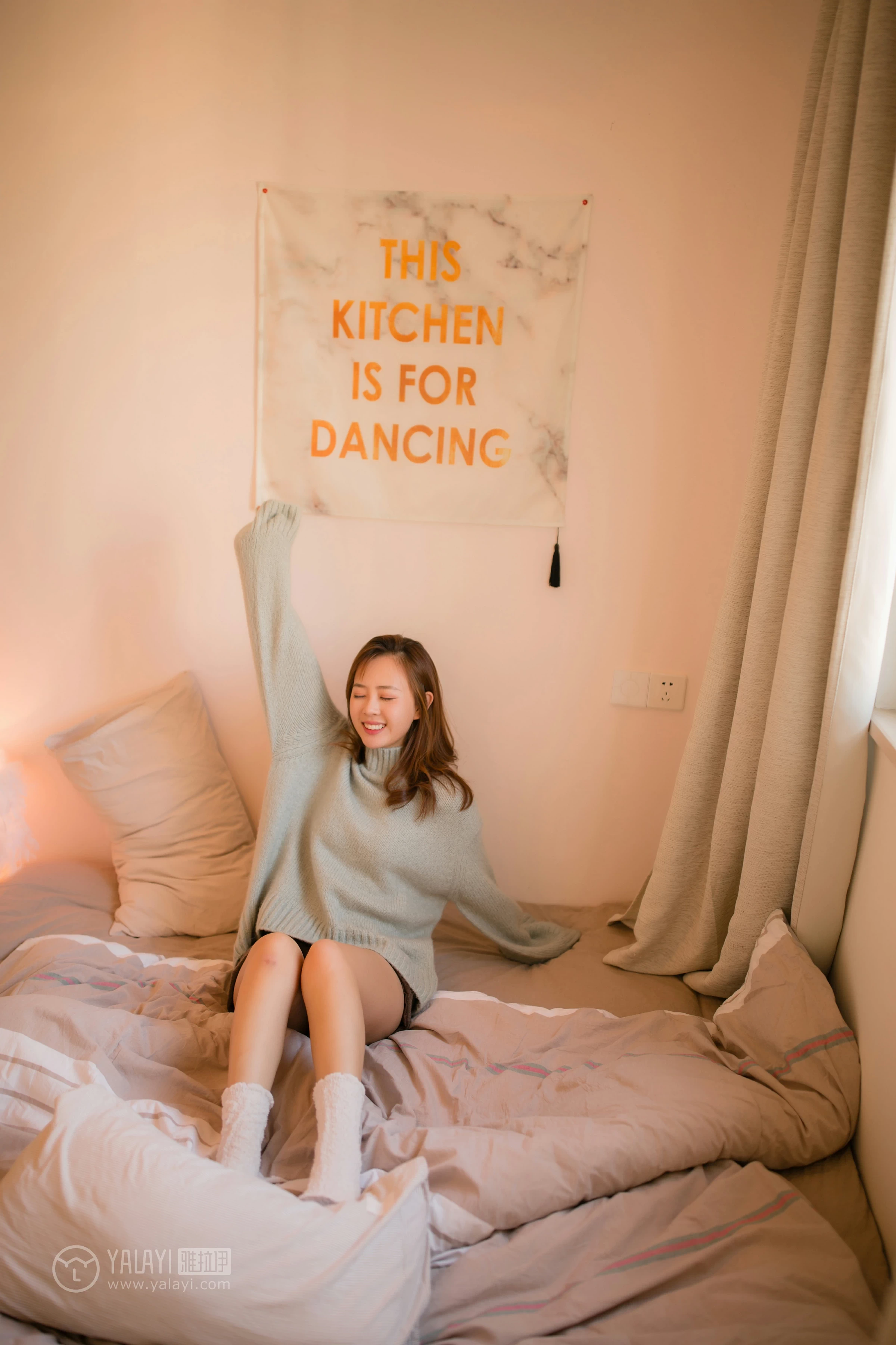 [YALAYI雅拉伊]NO.152 亲爱的同居女友 张雨青 粉色毛衣加灰色短裤性感私房写真集第2张