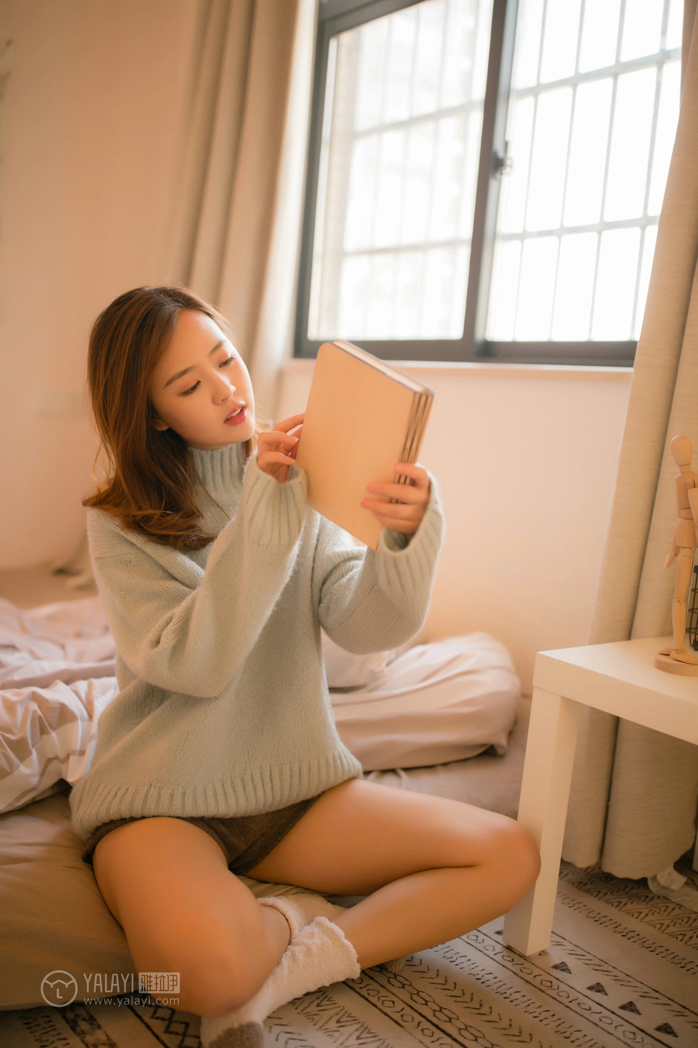 [YALAYI雅拉伊]NO.152 亲爱的同居女友 张雨青 粉色毛衣加灰色短裤性感私房写真集第2张