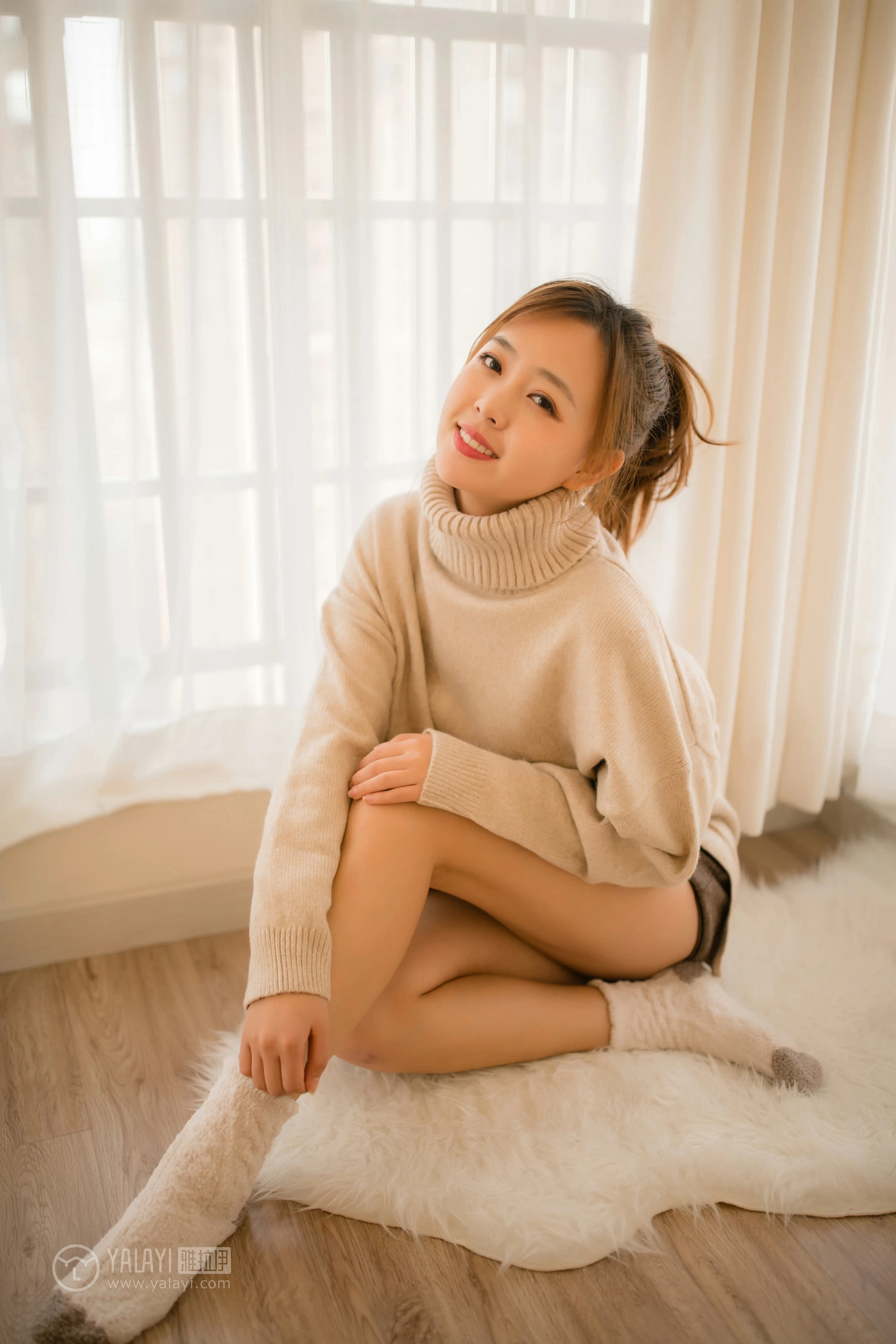 [YALAYI雅拉伊]NO.152 亲爱的同居女友 张雨青 粉色毛衣加灰色短裤性感私房写真集第17张