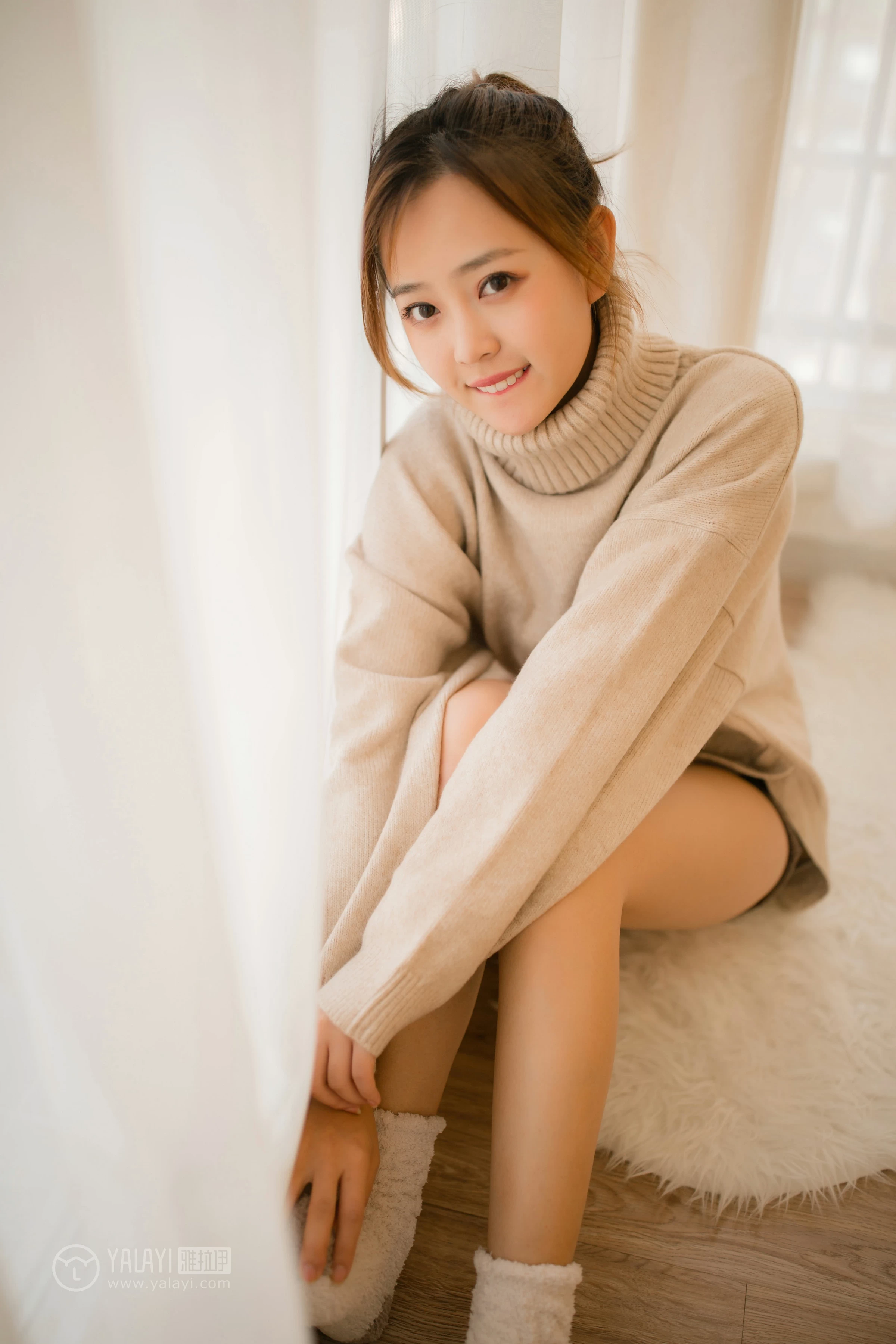 [YALAYI雅拉伊]NO.152 亲爱的同居女友 张雨青 粉色毛衣加灰色短裤性感私房写真集第18张