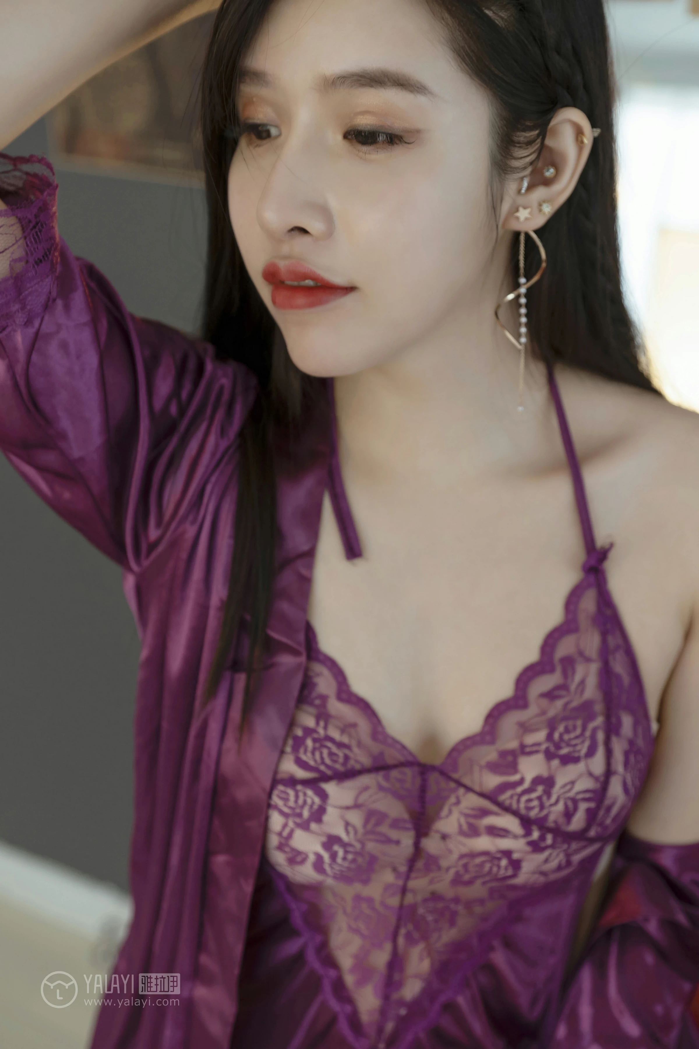 [YALAYI雅拉伊]NO.153 长腿女郎 颖莹 紫色真丝睡衣加透视蕾丝情趣内衣性感私房写真集第9张