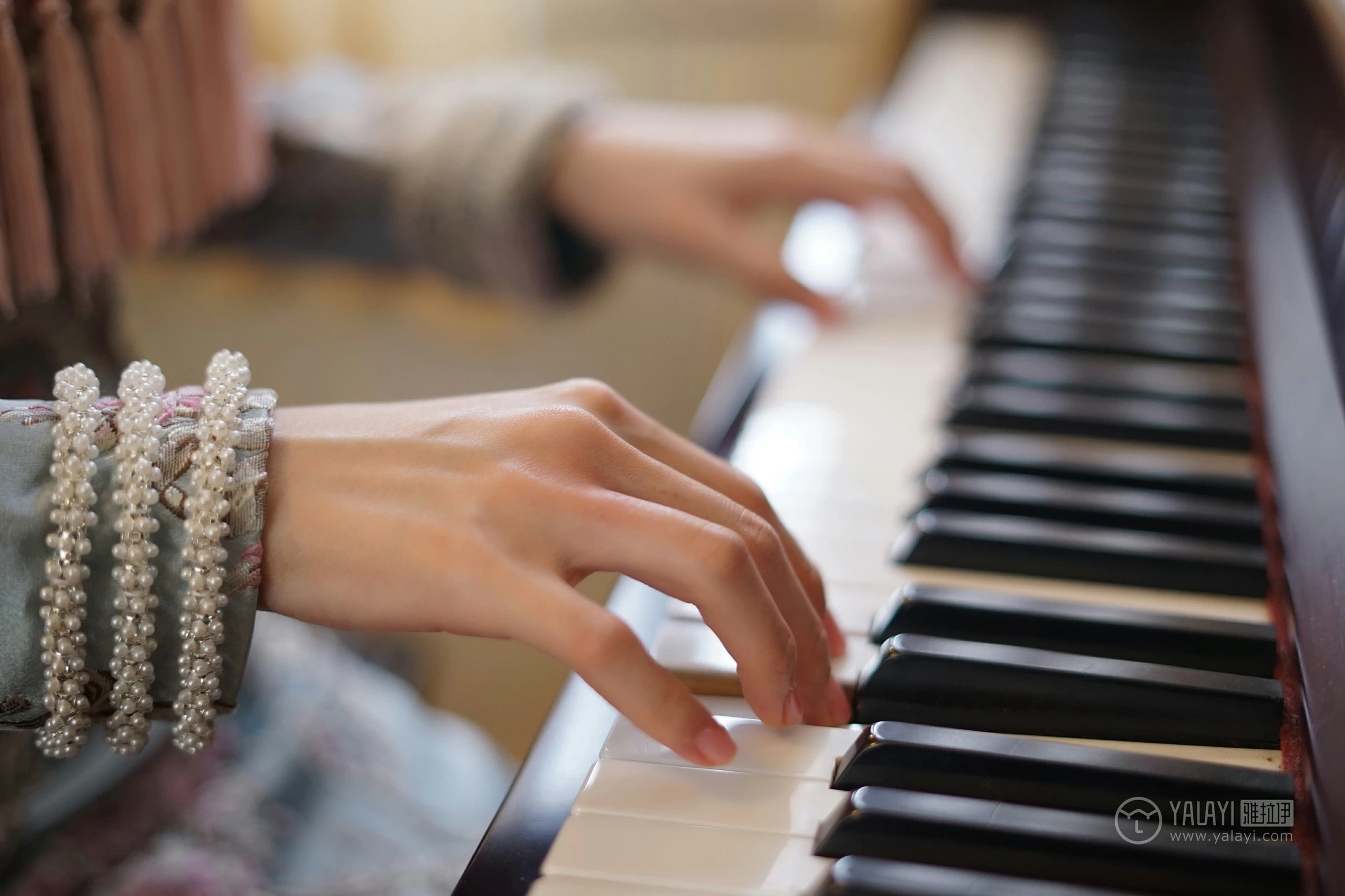 [YALAYI雅拉伊]NO.155 等2 奥莉 吊脖连衣裙 优雅端庄私房写真集第12张