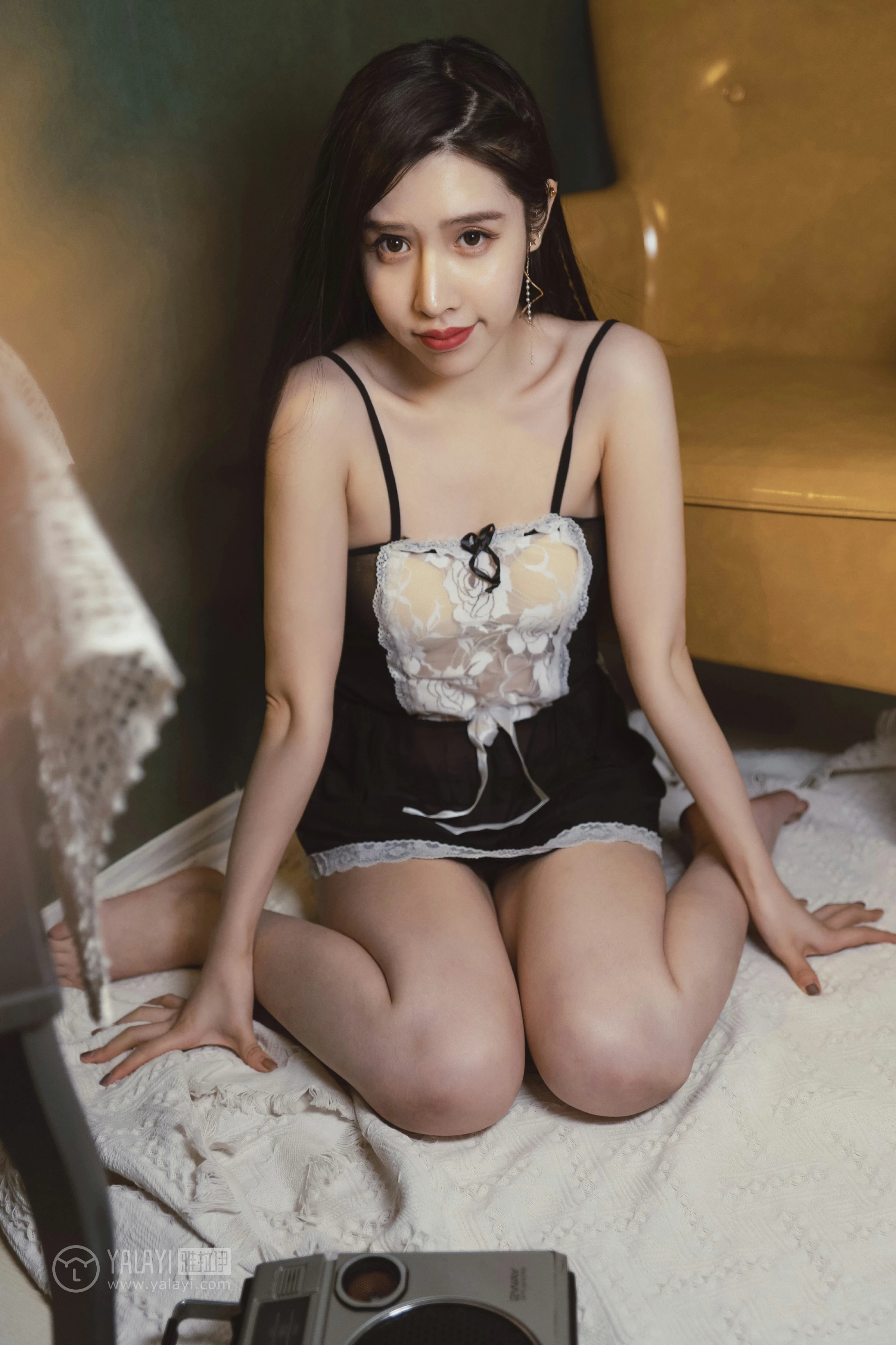 [YALAYI雅拉伊]NO.143 黑咖啡 颖莹 黑色吊带透视女仆制服裙性感私房写真集第6张