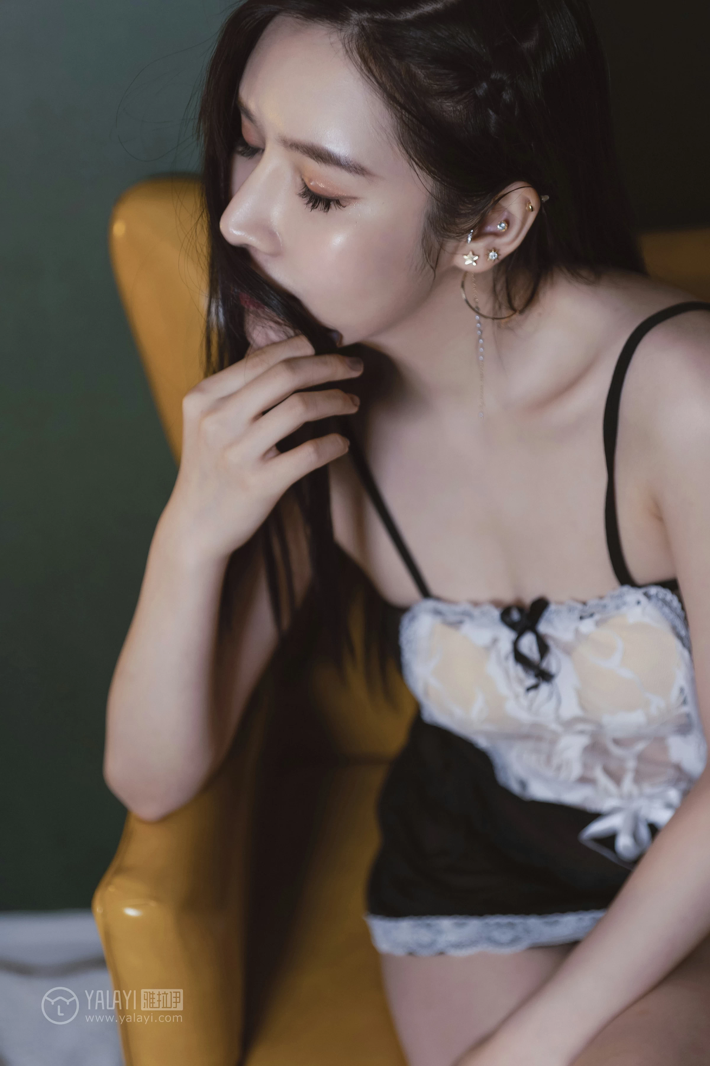 [YALAYI雅拉伊]NO.143 黑咖啡 颖莹 黑色吊带透视女仆制服裙性感私房写真集第10张