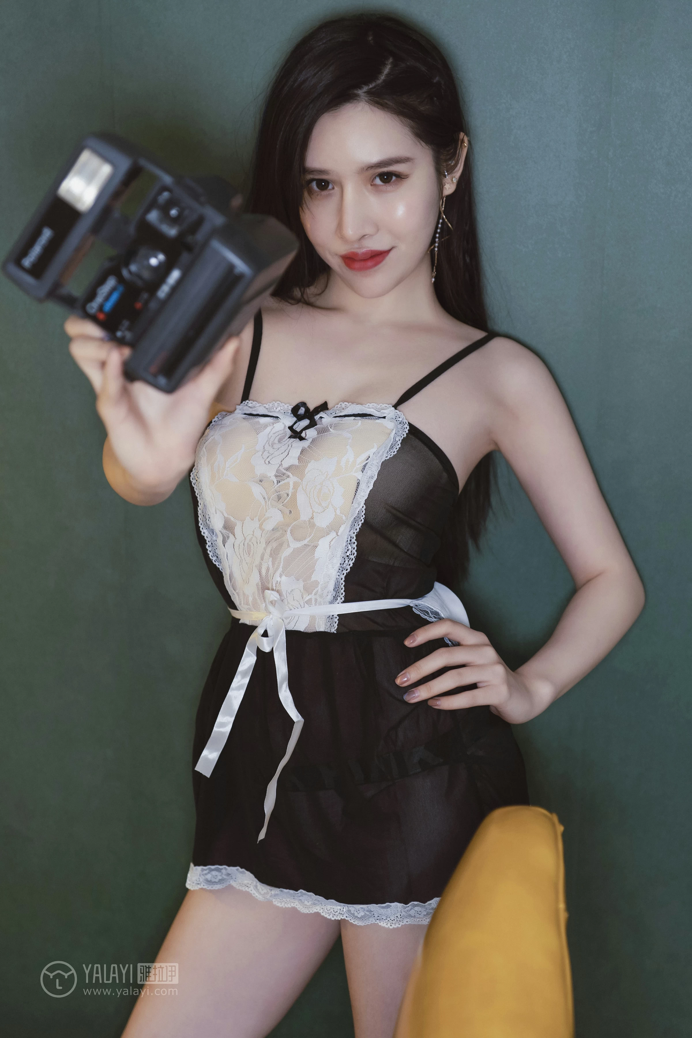 [YALAYI雅拉伊]NO.143 黑咖啡 颖莹 黑色吊带透视女仆制服裙性感私房写真集第16张
