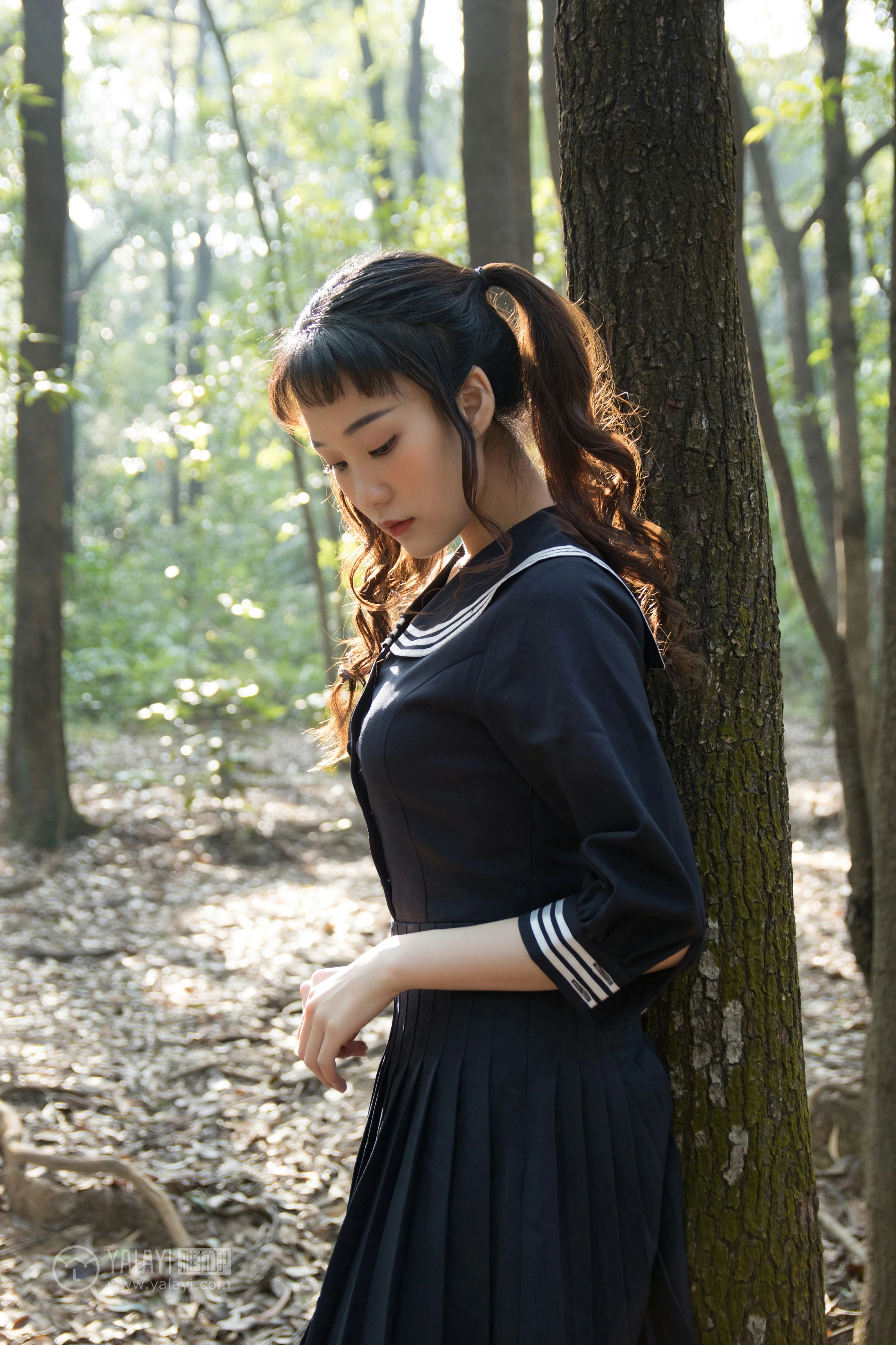 [YALAYI雅拉伊]NO.147 等 奥莉 黑色高中女生制服裙清纯可爱私房写真集第3张