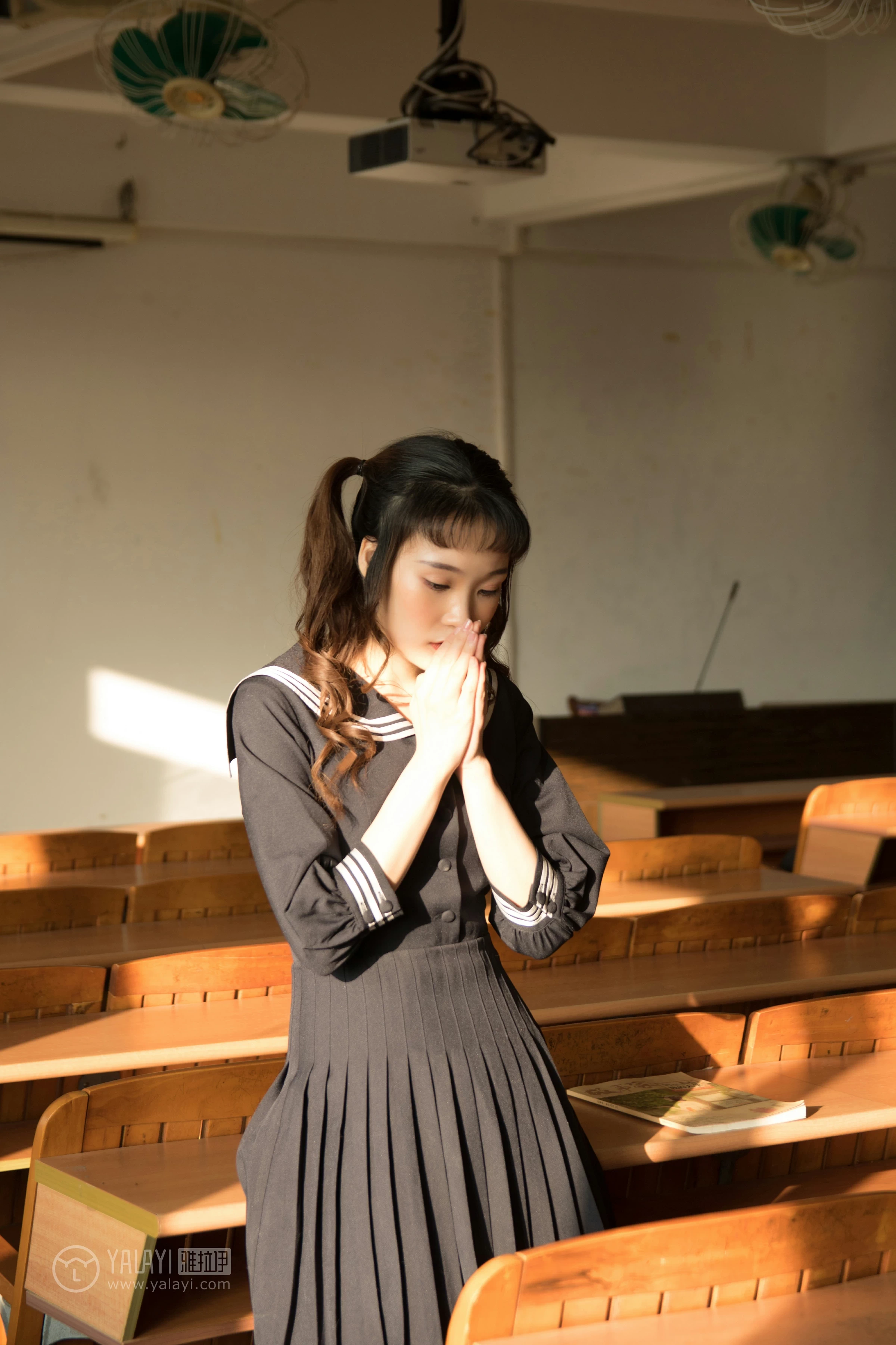 [YALAYI雅拉伊]NO.147 等 奥莉 黑色高中女生制服裙清纯可爱私房写真集第9张