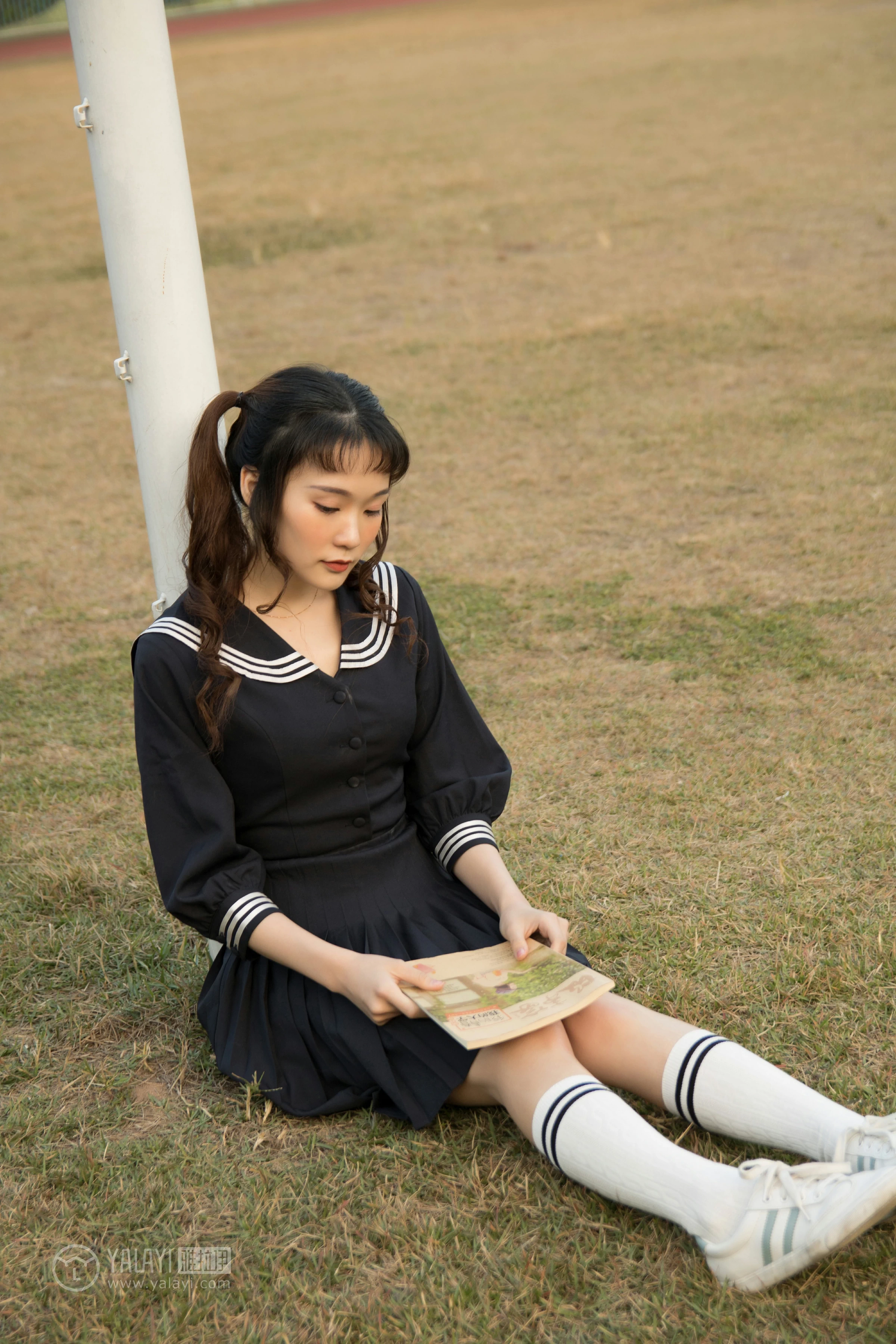 [YALAYI雅拉伊]NO.147 等 奥莉 黑色高中女生制服裙清纯可爱私房写真集第14张