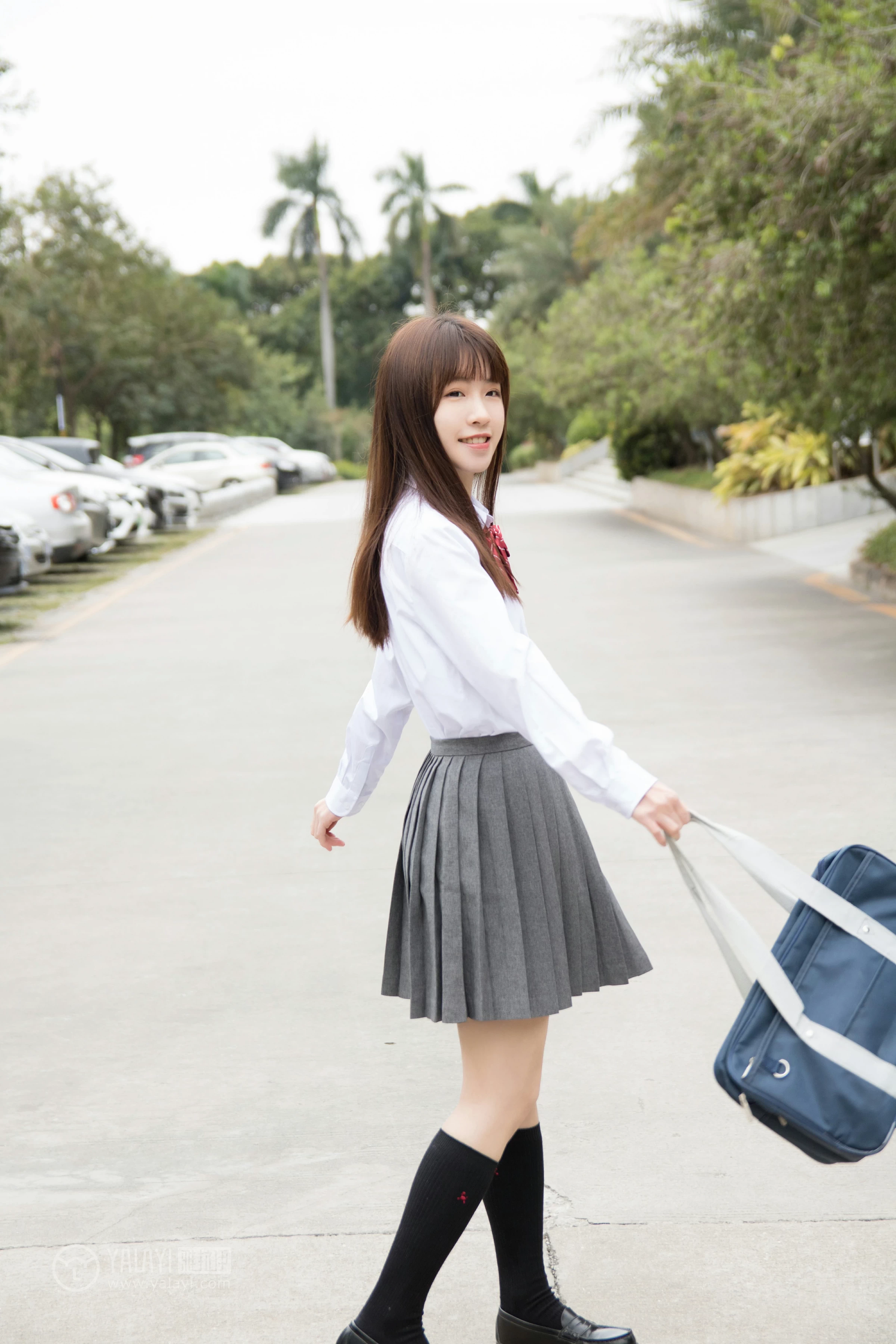 [YALAYI雅拉伊]NO.148 青春的梦 Toki 高中女生制服 白色衬衫加灰色短裙清纯可爱私房写真集第5张