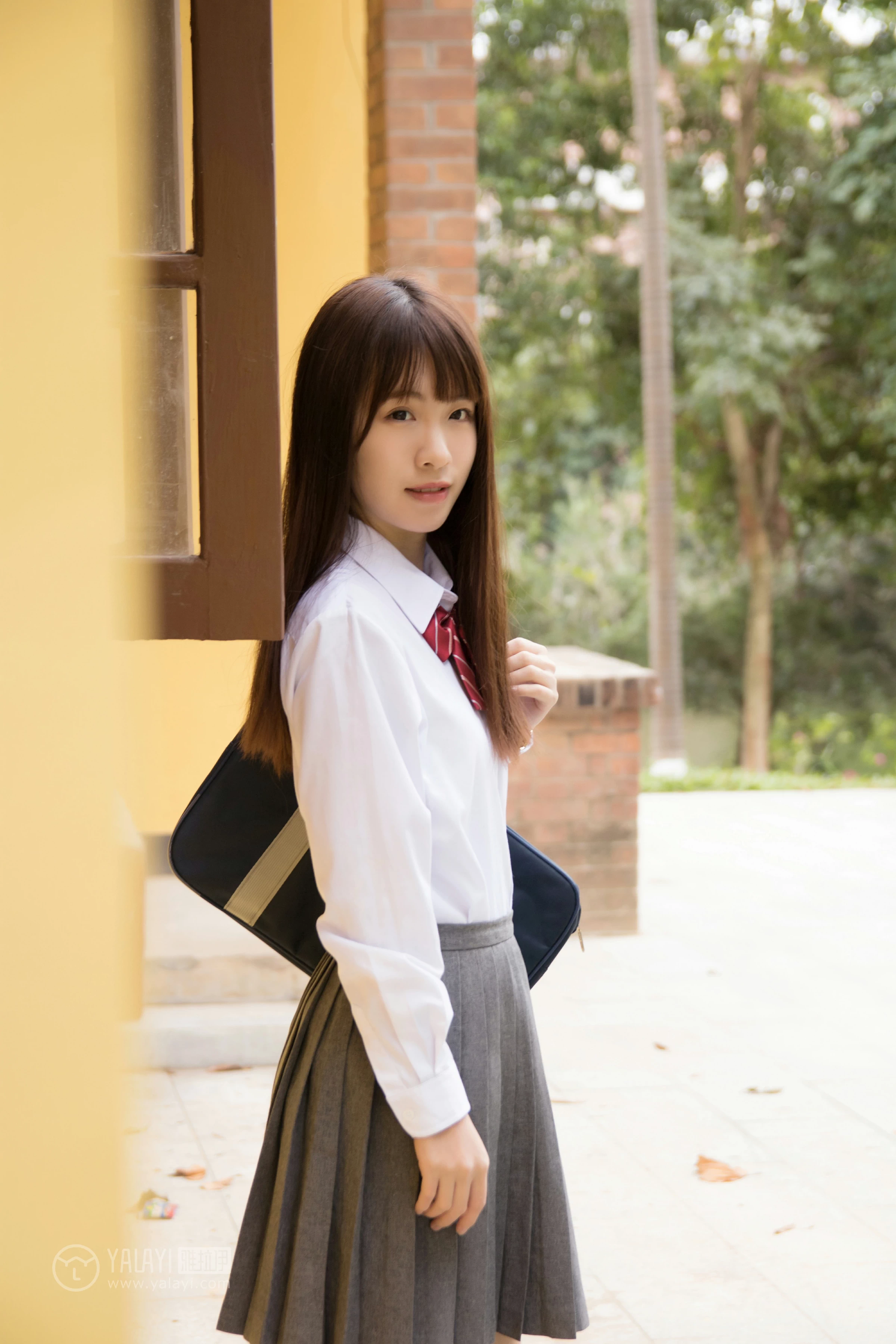 [YALAYI雅拉伊]NO.148 青春的梦 Toki 高中女生制服 白色衬衫加灰色短裙清纯可爱私房写真集第3张