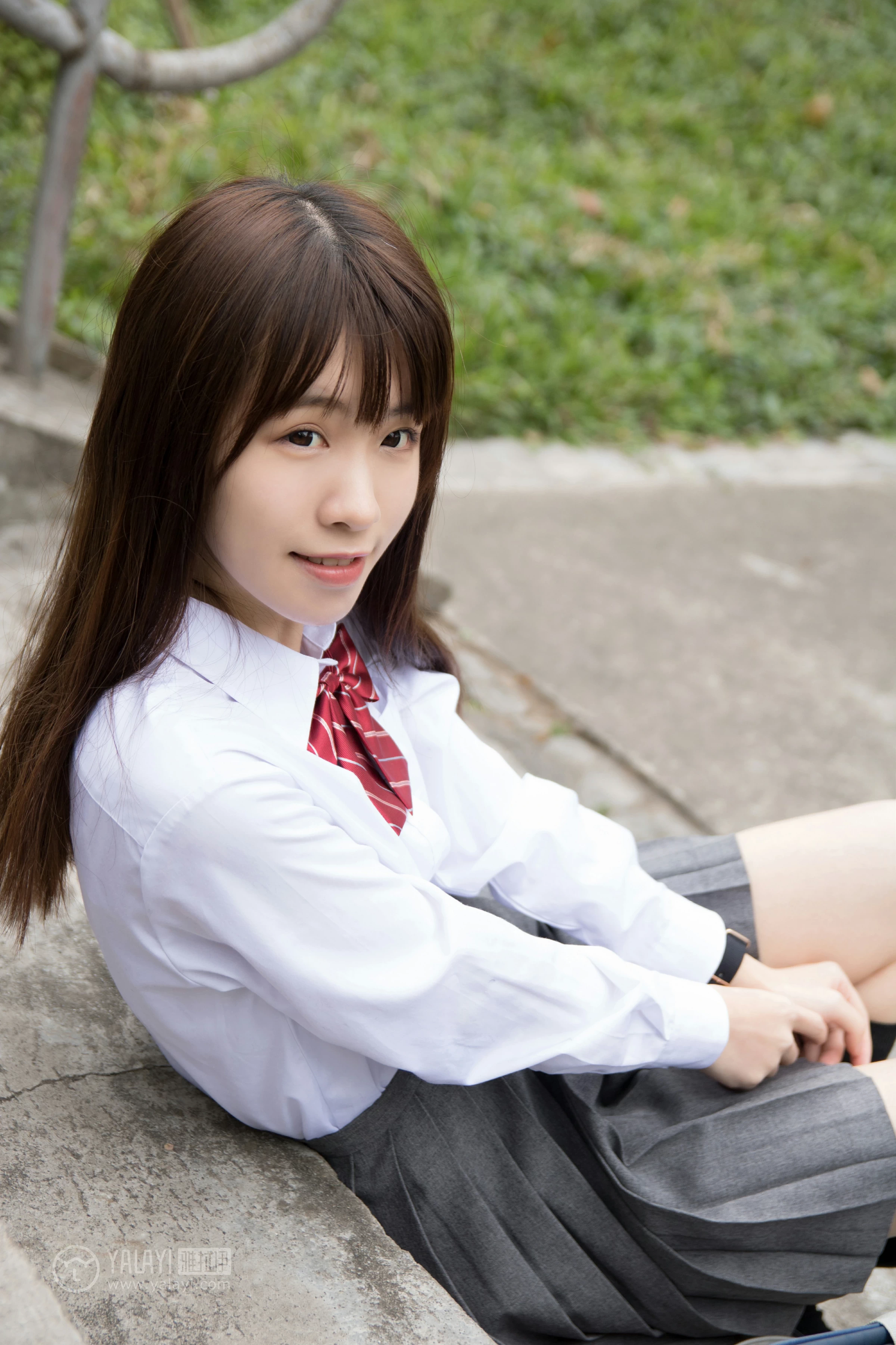 [YALAYI雅拉伊]NO.148 青春的梦 Toki 高中女生制服 白色衬衫加灰色短裙清纯可爱私房写真集第11张