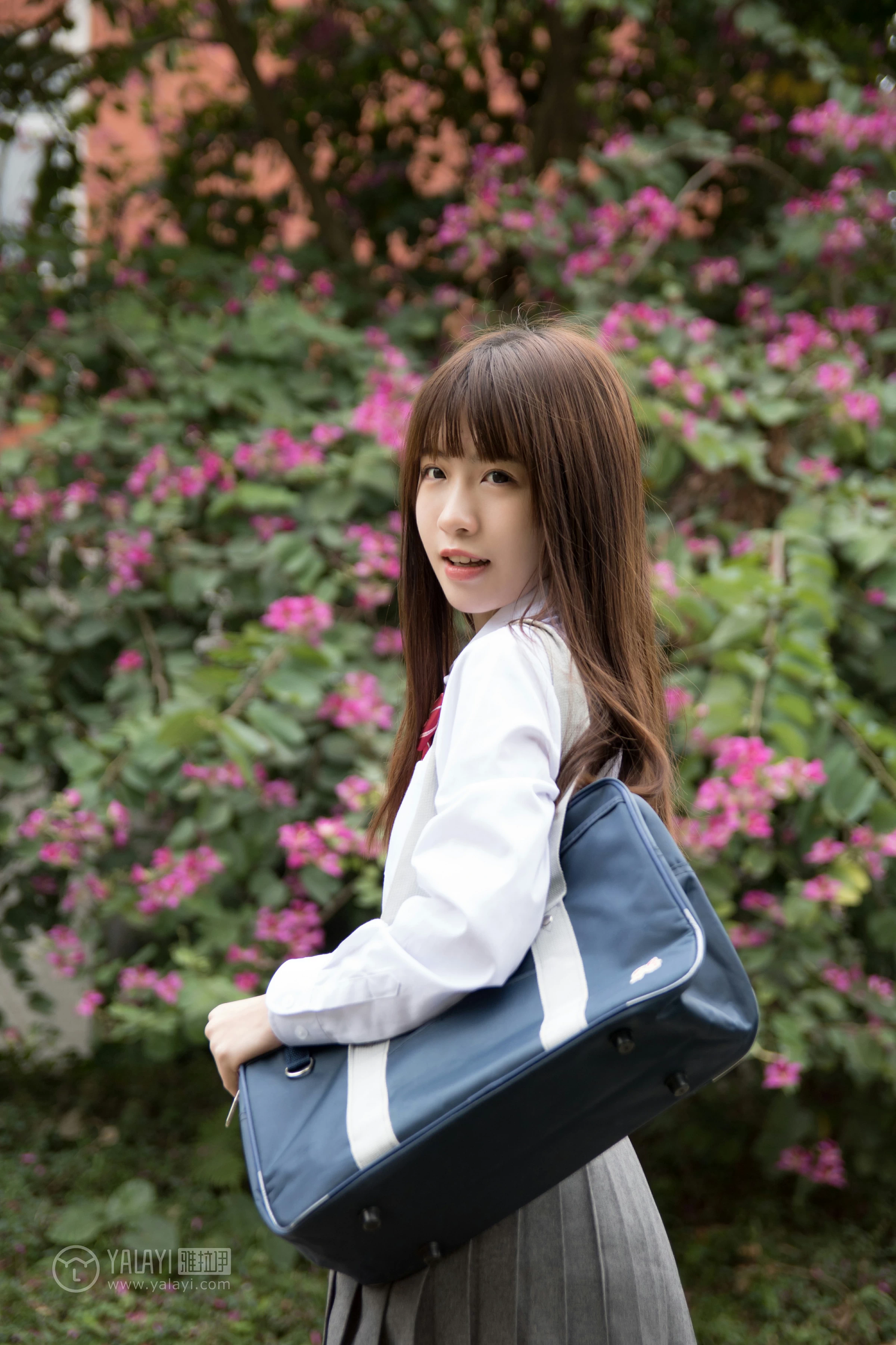 [YALAYI雅拉伊]NO.148 青春的梦 Toki 高中女生制服 白色衬衫加灰色短裙清纯可爱私房写真集第14张