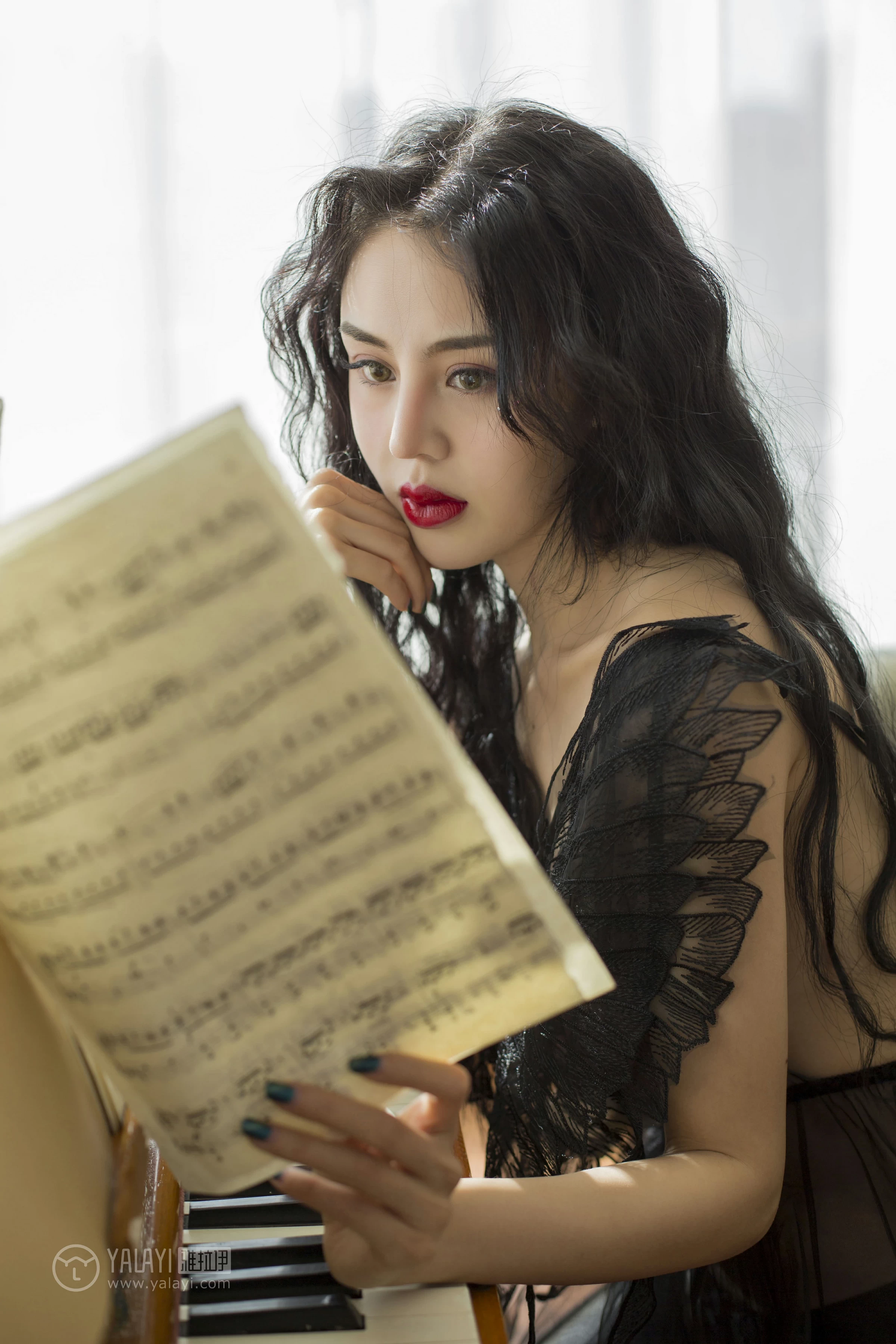 [YALAYI雅拉伊]NO.157 童话 凉儿 黑色透视情趣睡衣裙性感私房写真集第8张