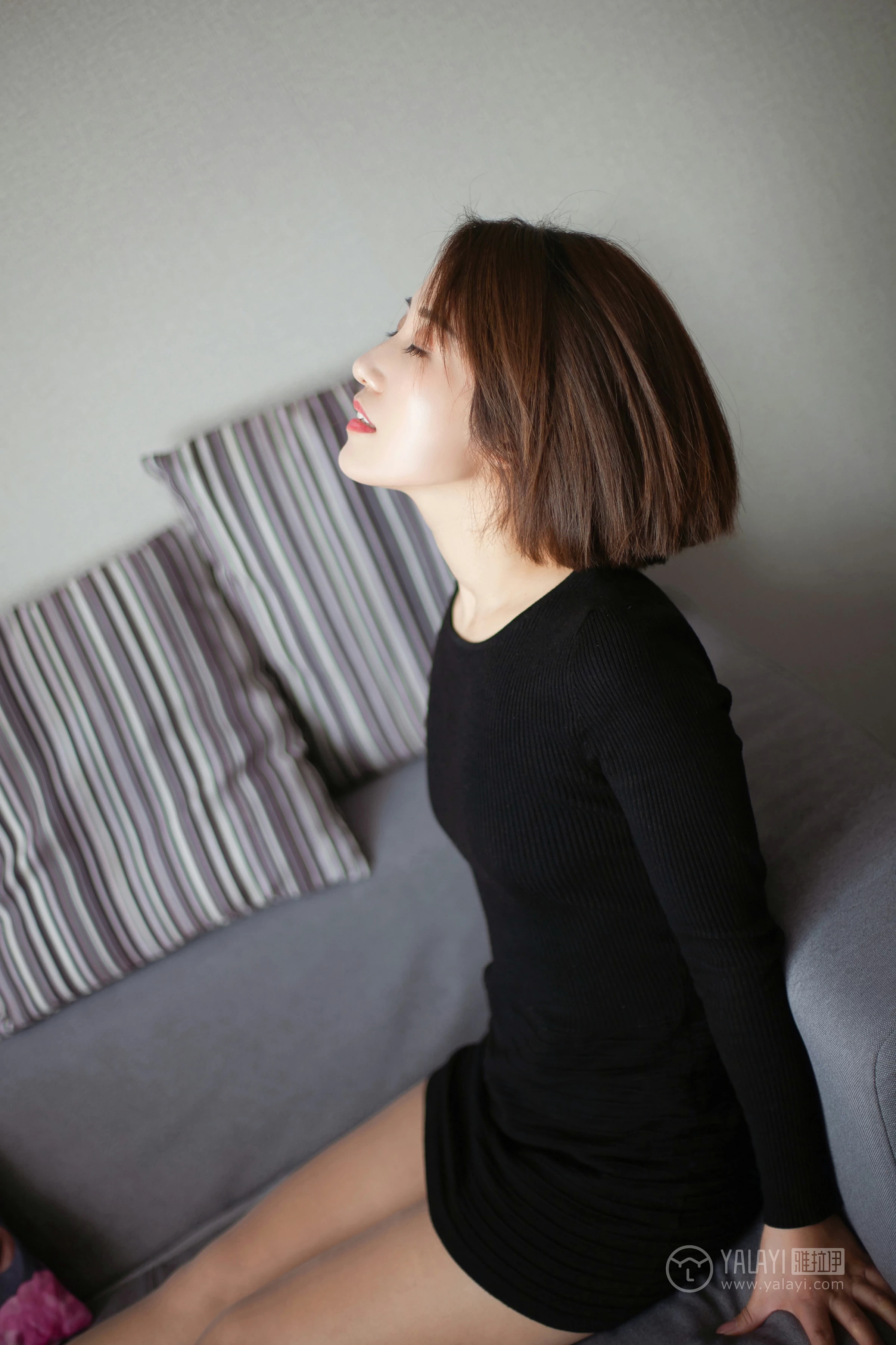 [YALAYI雅拉伊]NO.163 丝丝念念 嫣然 黑色紧身连衣裙加肉色丝袜美腿玉足性感私房写真集第6张