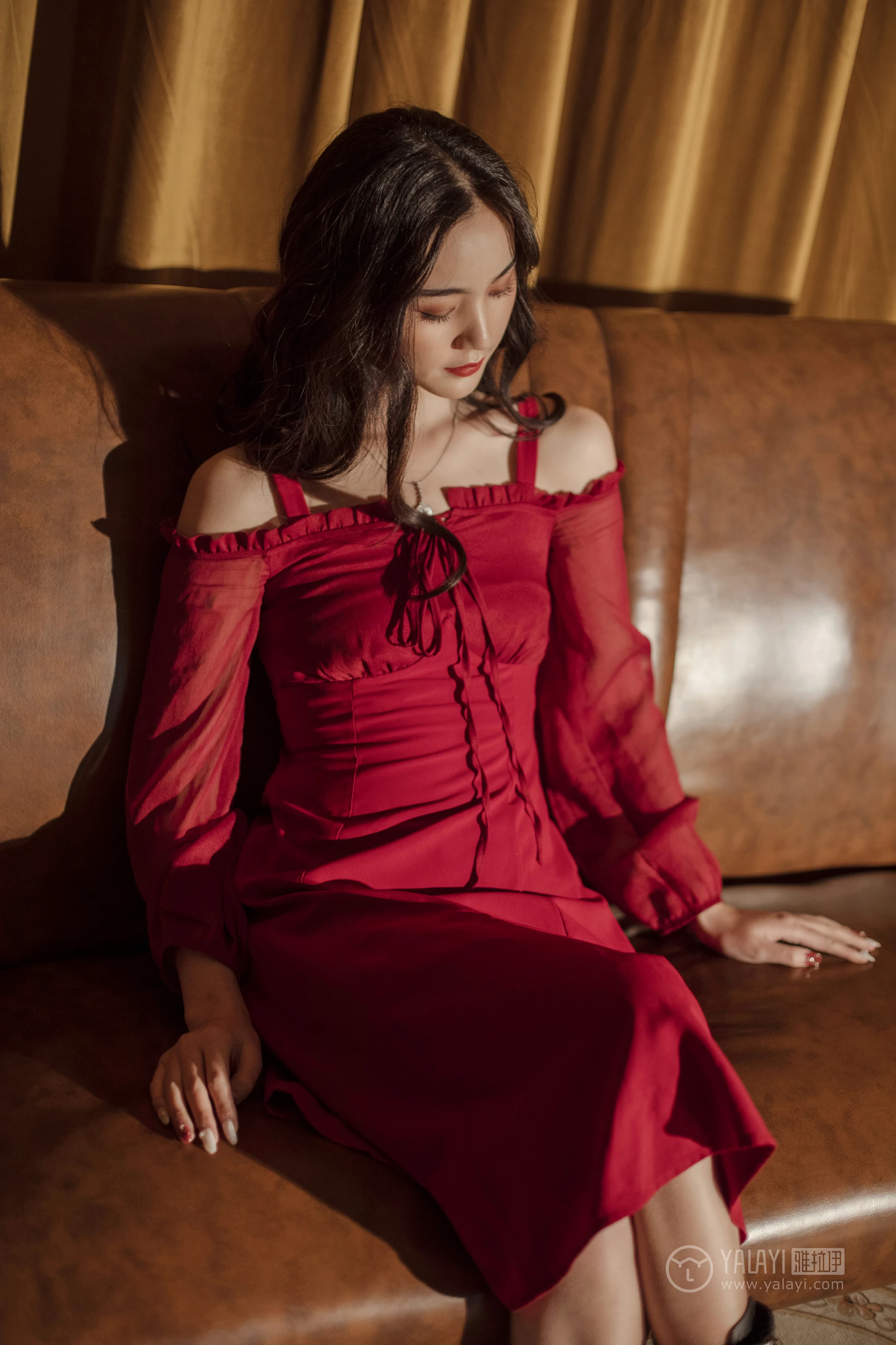 [YALAYI雅拉伊]NO.164 烈焰迷情 项兴咏 红色吊带抹胸连衣裙性感私房写真集第5张