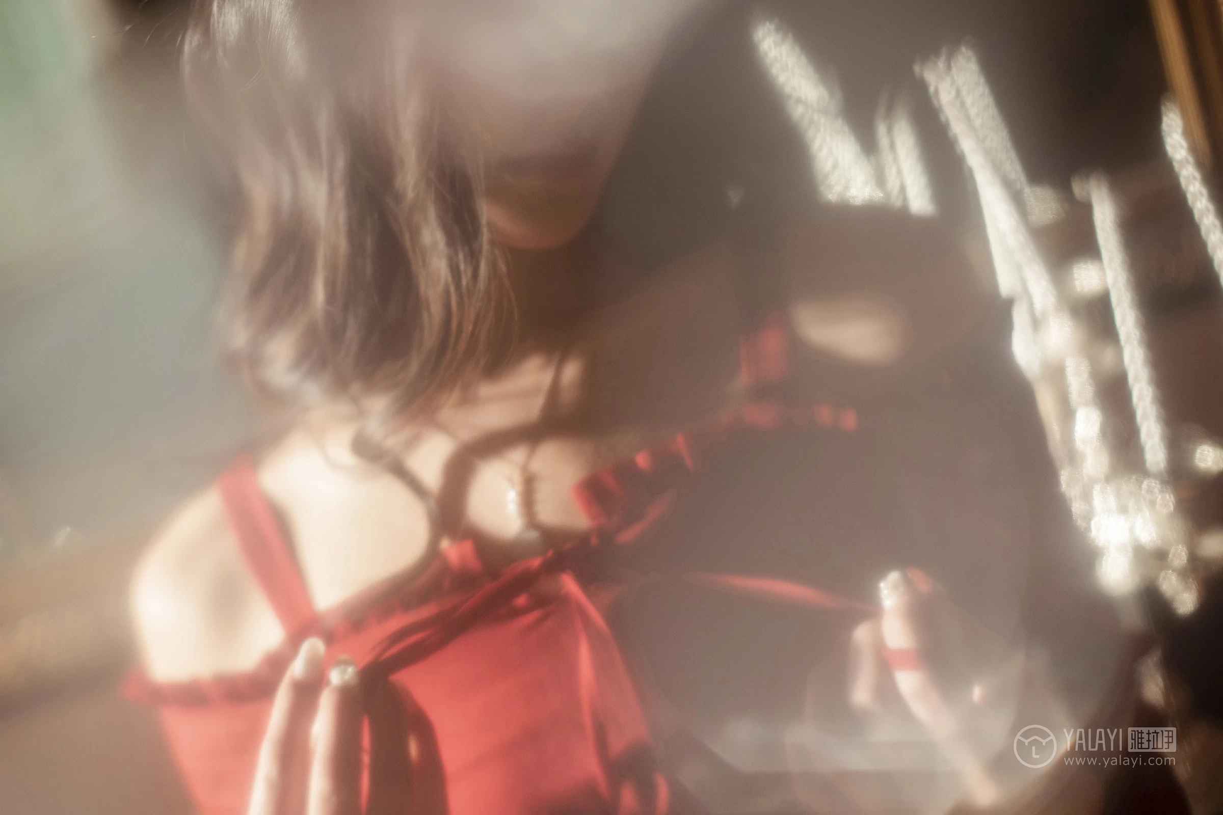 [YALAYI雅拉伊]NO.164 烈焰迷情 项兴咏 红色吊带抹胸连衣裙性感私房写真集第7张