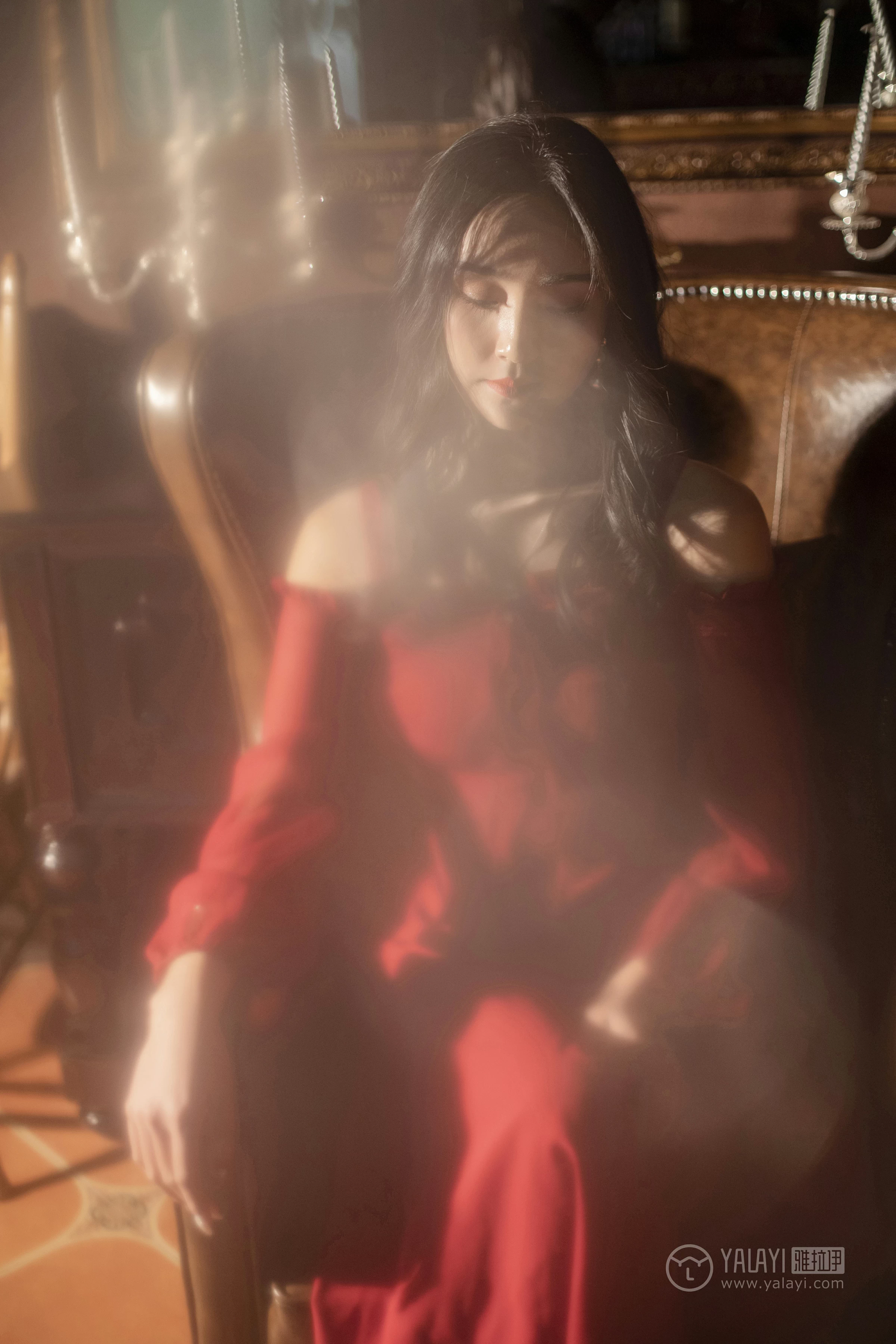 [YALAYI雅拉伊]NO.164 烈焰迷情 项兴咏 红色吊带抹胸连衣裙性感私房写真集第12张