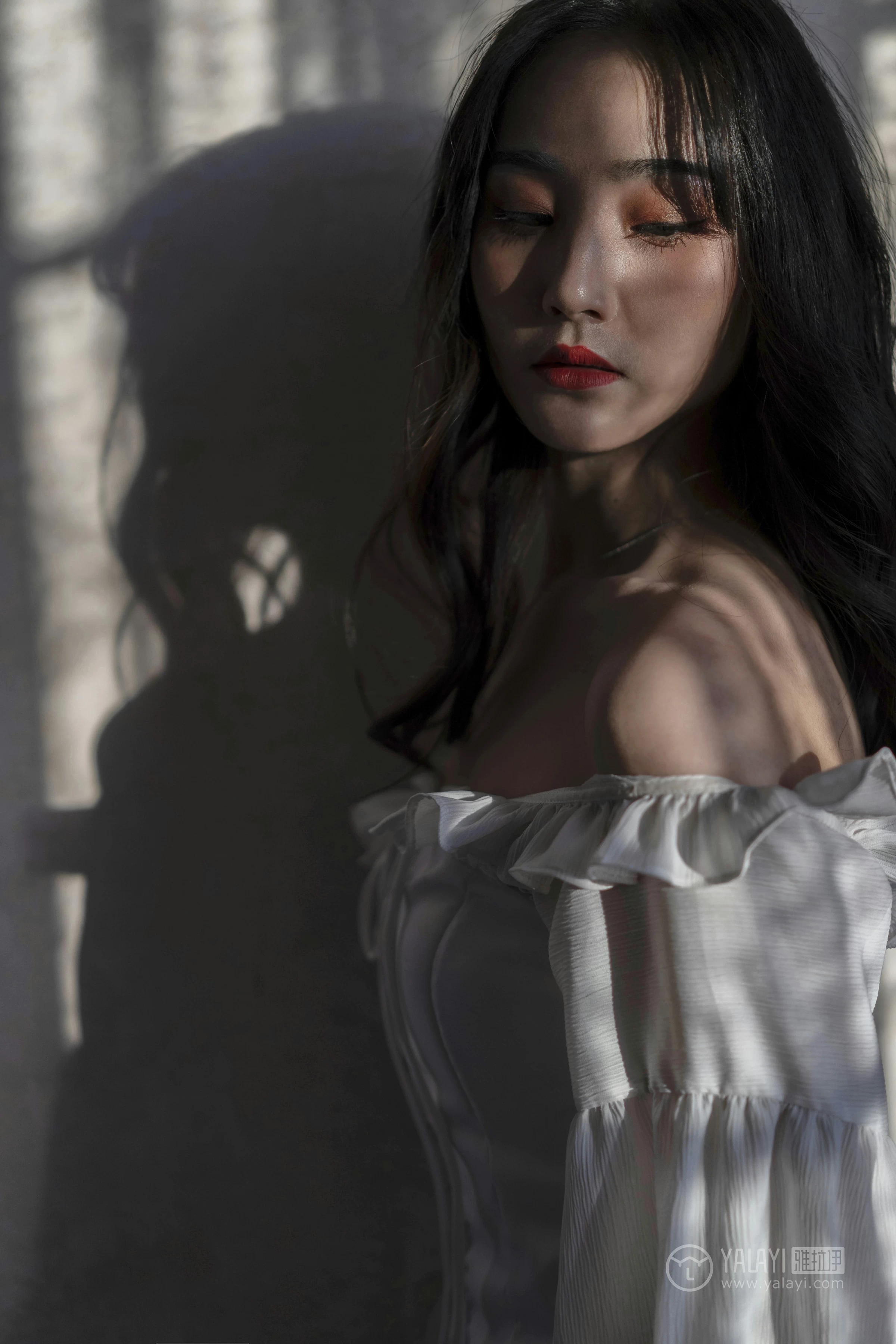 [YALAYI雅拉伊]No.168 画中伊人 项兴咏 白色塑身抹胸连衣裙性感私房写真集第2张