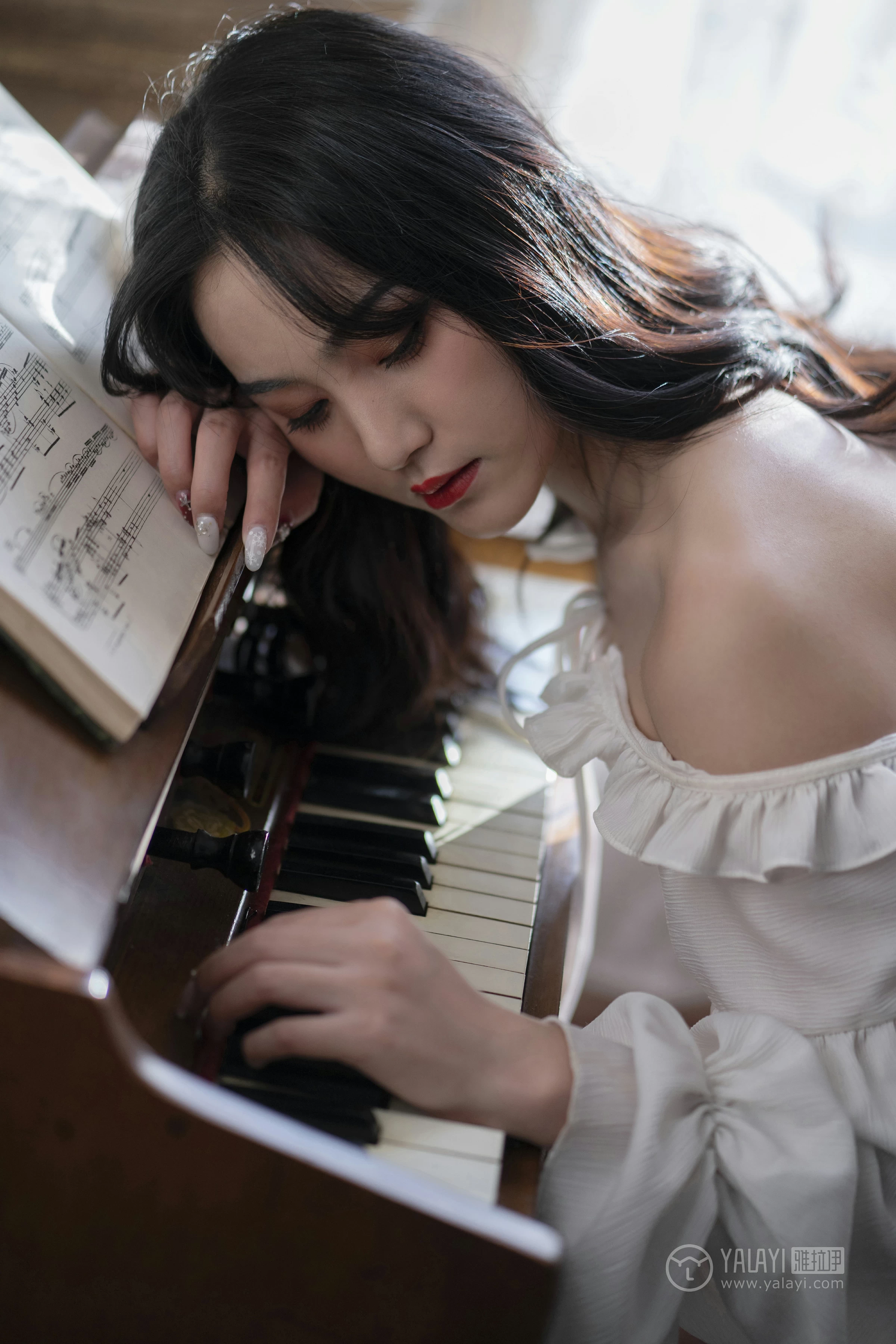 [YALAYI雅拉伊]No.168 画中伊人 项兴咏 白色塑身抹胸连衣裙性感私房写真集第7张