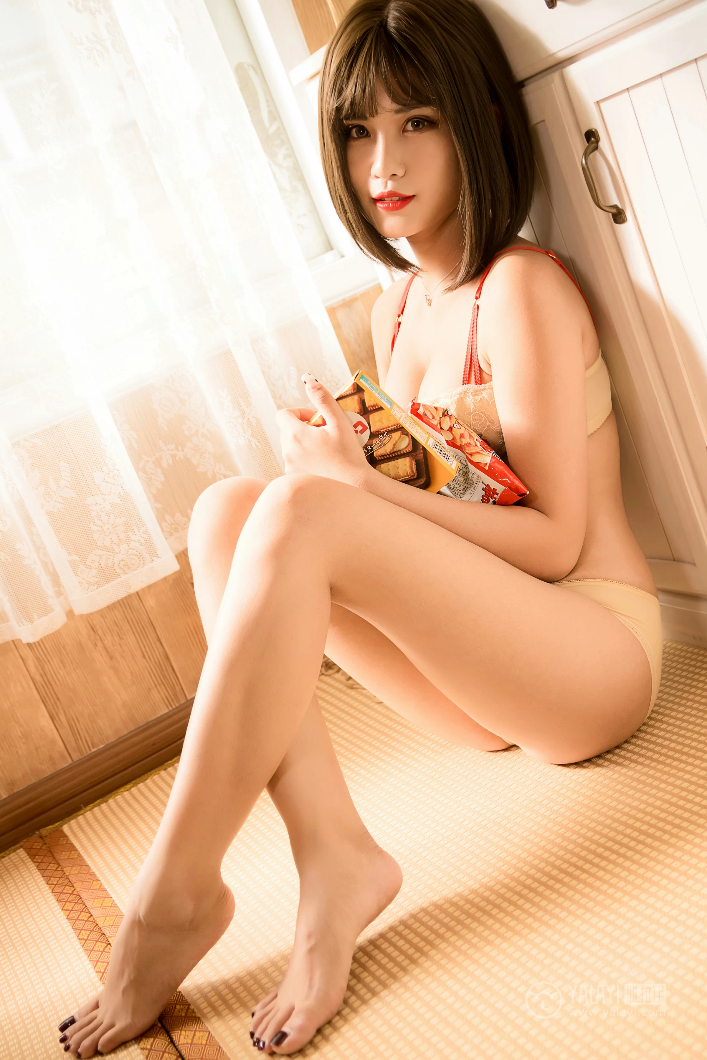 [YALAYI雅拉伊]No.177 草莓妹妹 宝儿 白色蕾丝内衣居家性感私房写真集第6张