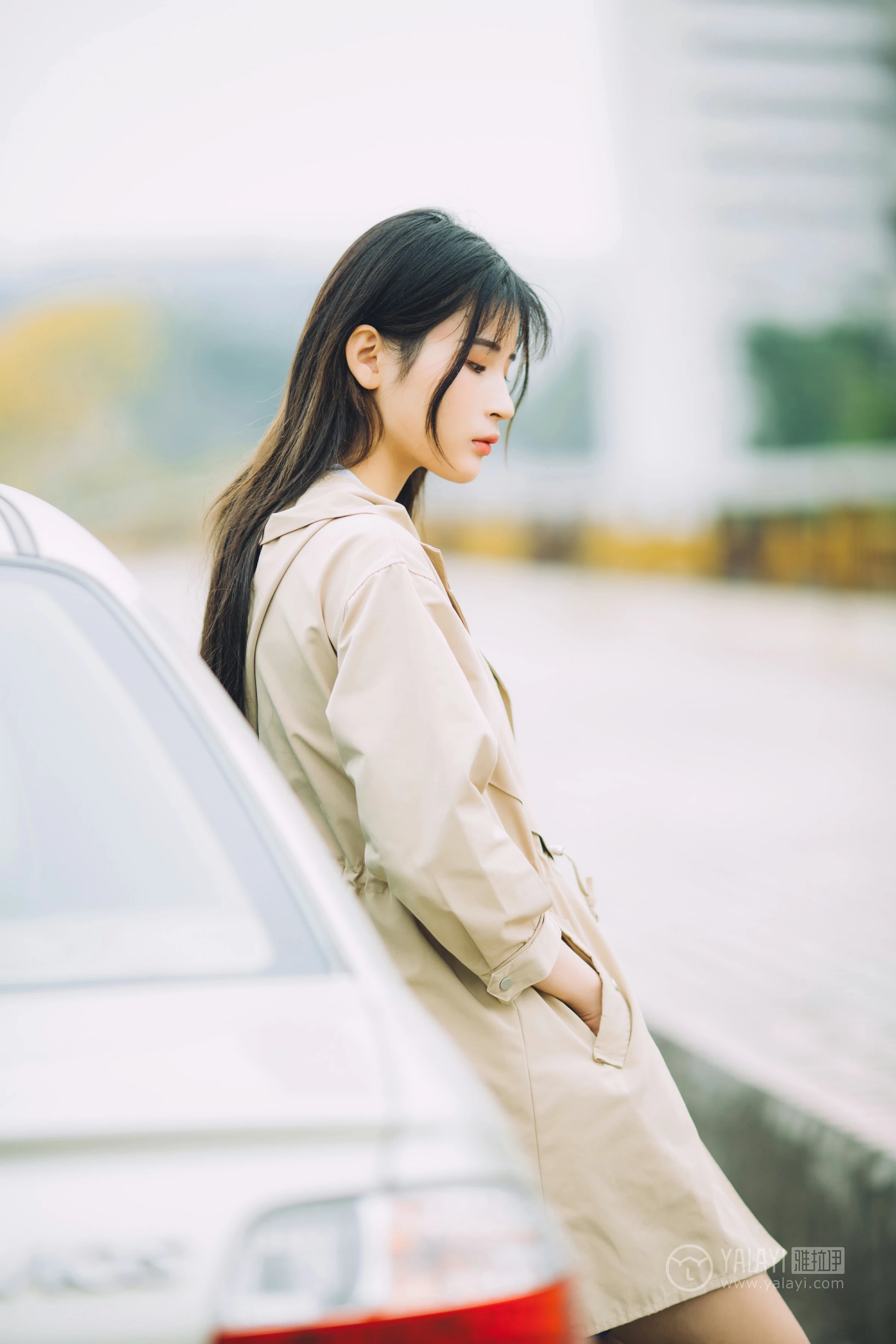 [YALAYI雅拉伊] No.179 焦糖色少女 阿惜 米色风衣与蓝色内衣加短裙性感私房写真集第4张