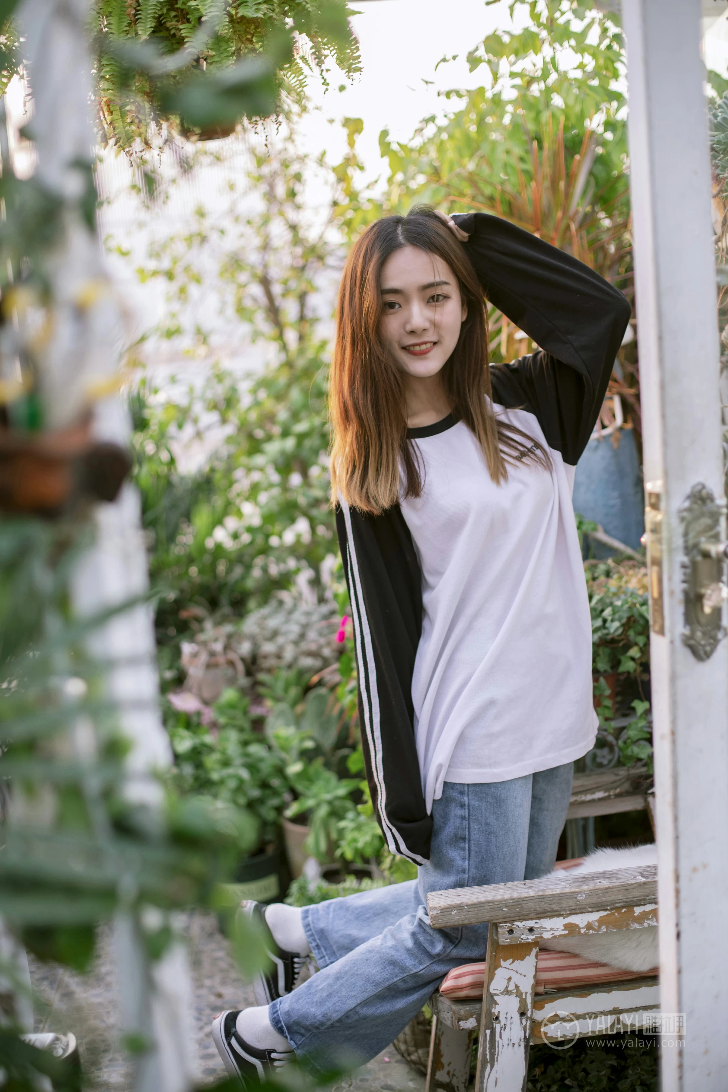 [YALAYI雅拉伊] No.180 我想有个花园 白日梦 黑白卫衣加紧身牛仔裤清纯可爱私房写真集第17张