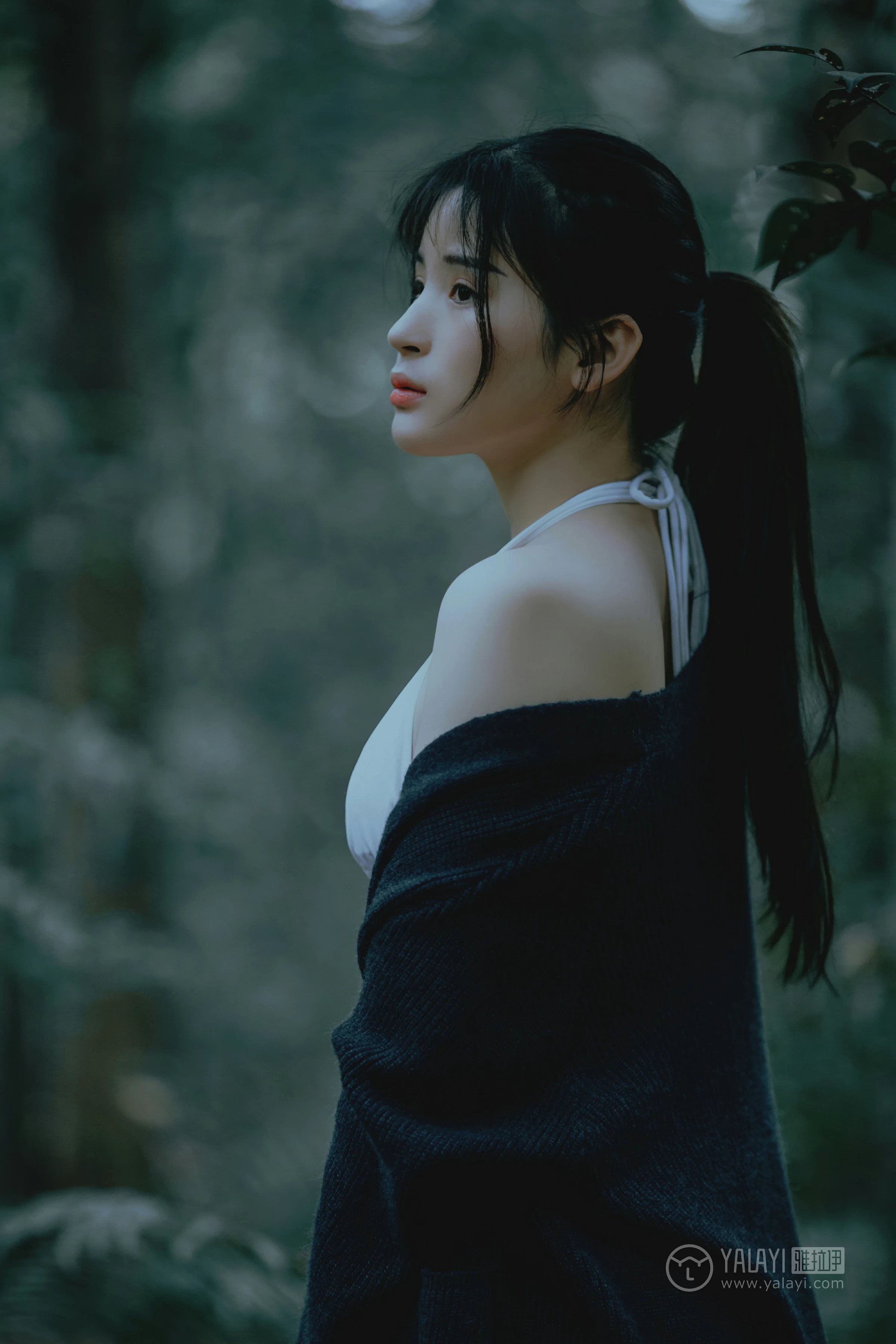 [YALAYI雅拉伊]No.183 深山漫步少女 阿惜 黑色外套与短袖加白色情趣内衣性感私房写真集第11张