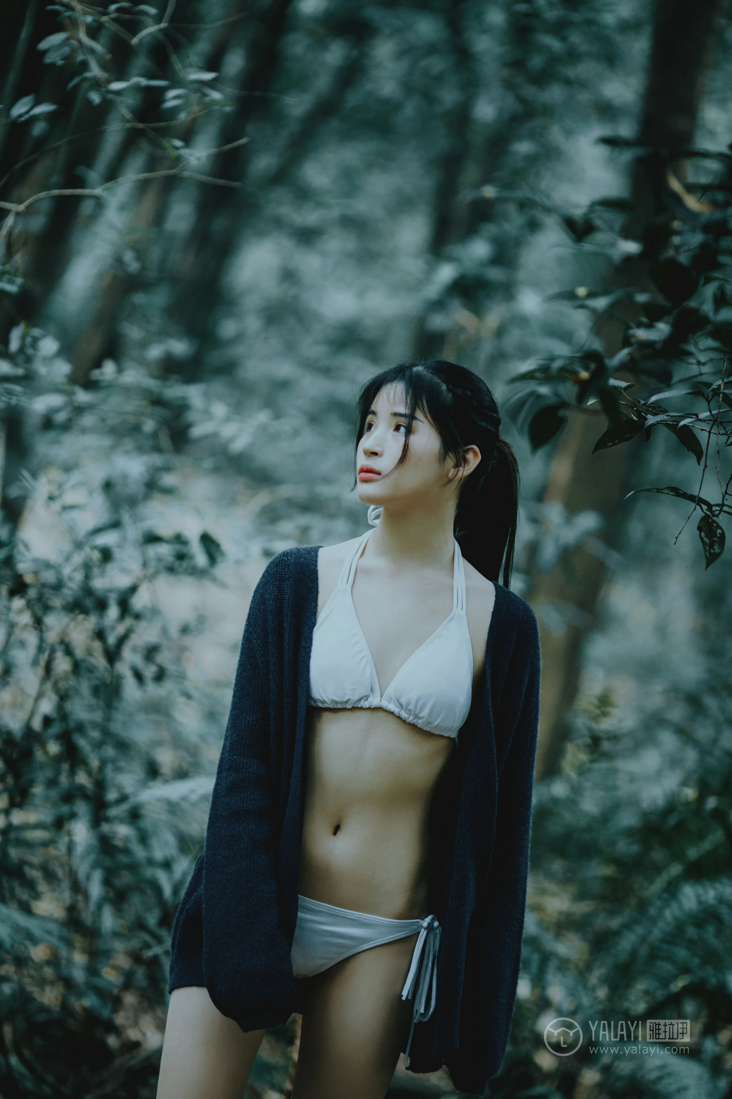 [YALAYI雅拉伊]No.183 深山漫步少女 阿惜 黑色外套与短袖加白色情趣内衣性感私房写真集第14张