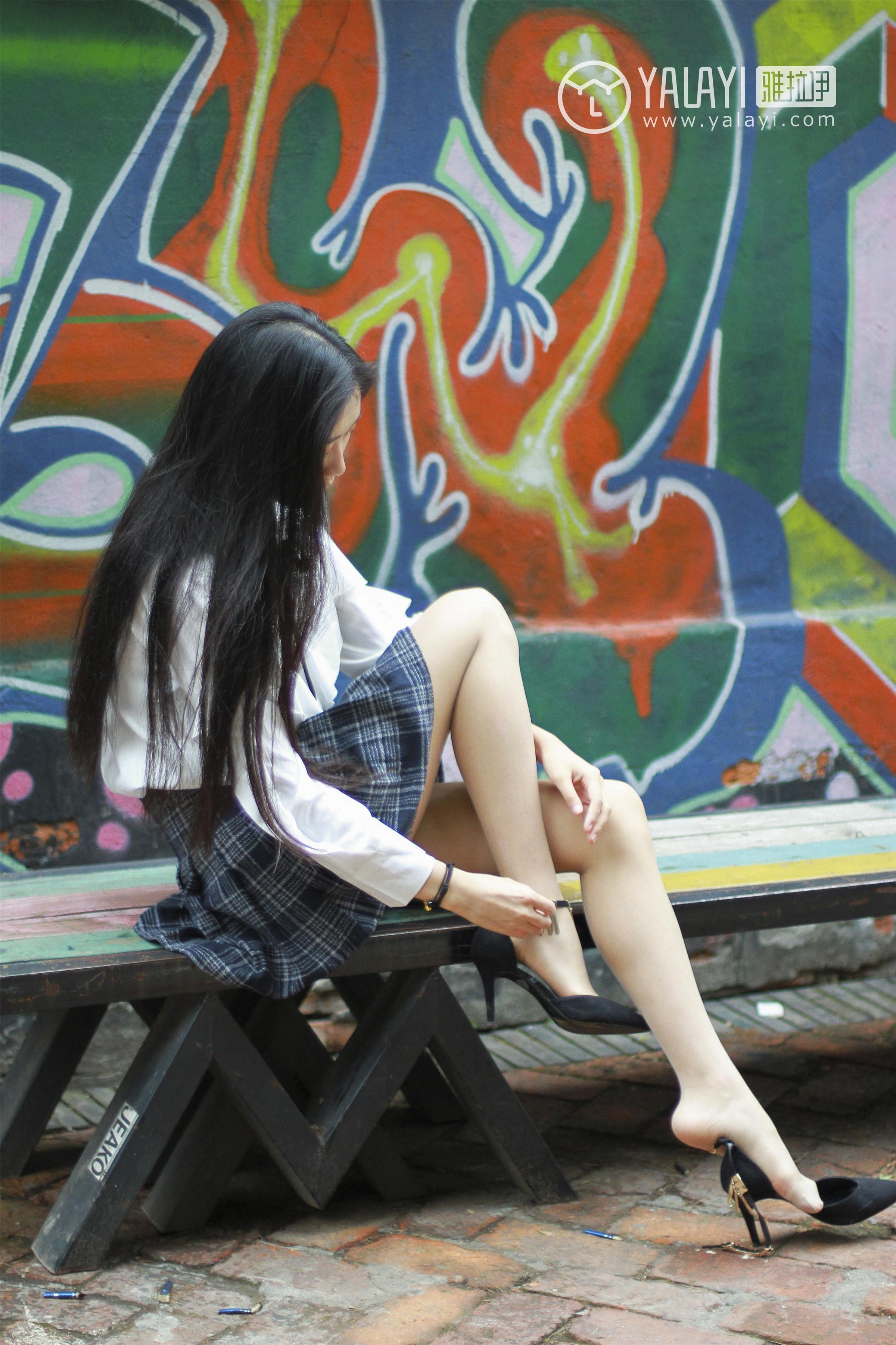 [YALAYI雅拉伊]NO.004 古装肉丝 林小珂 白色衬衫与短裙加肉色丝袜美腿性感私房写真集第3张