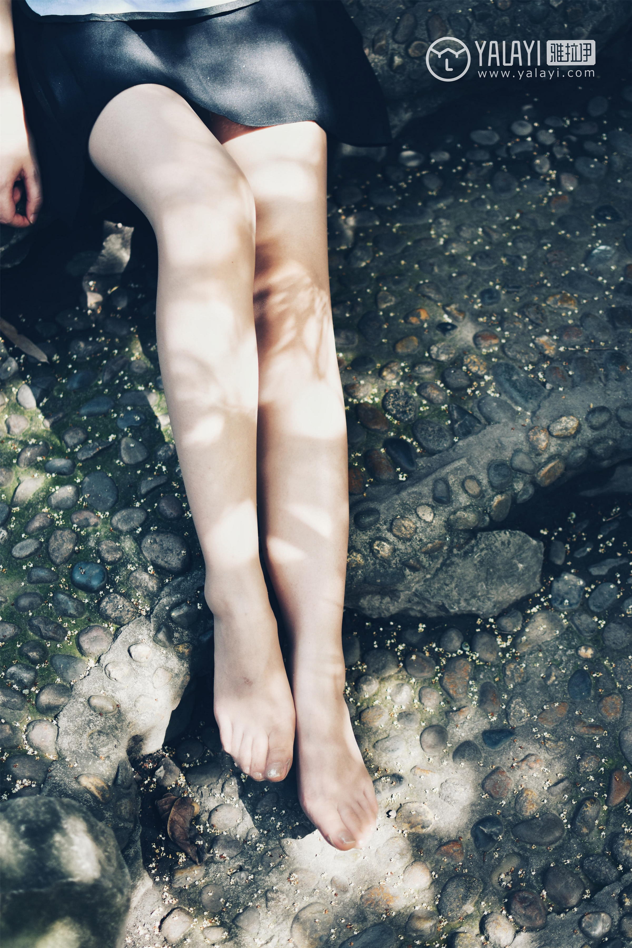 [YALAYI雅拉伊]NO.005 民国女孩叶肖肖 民国女生制服与白色短袖及黑色短裙加肉色丝袜美腿性感私房写真集第3张