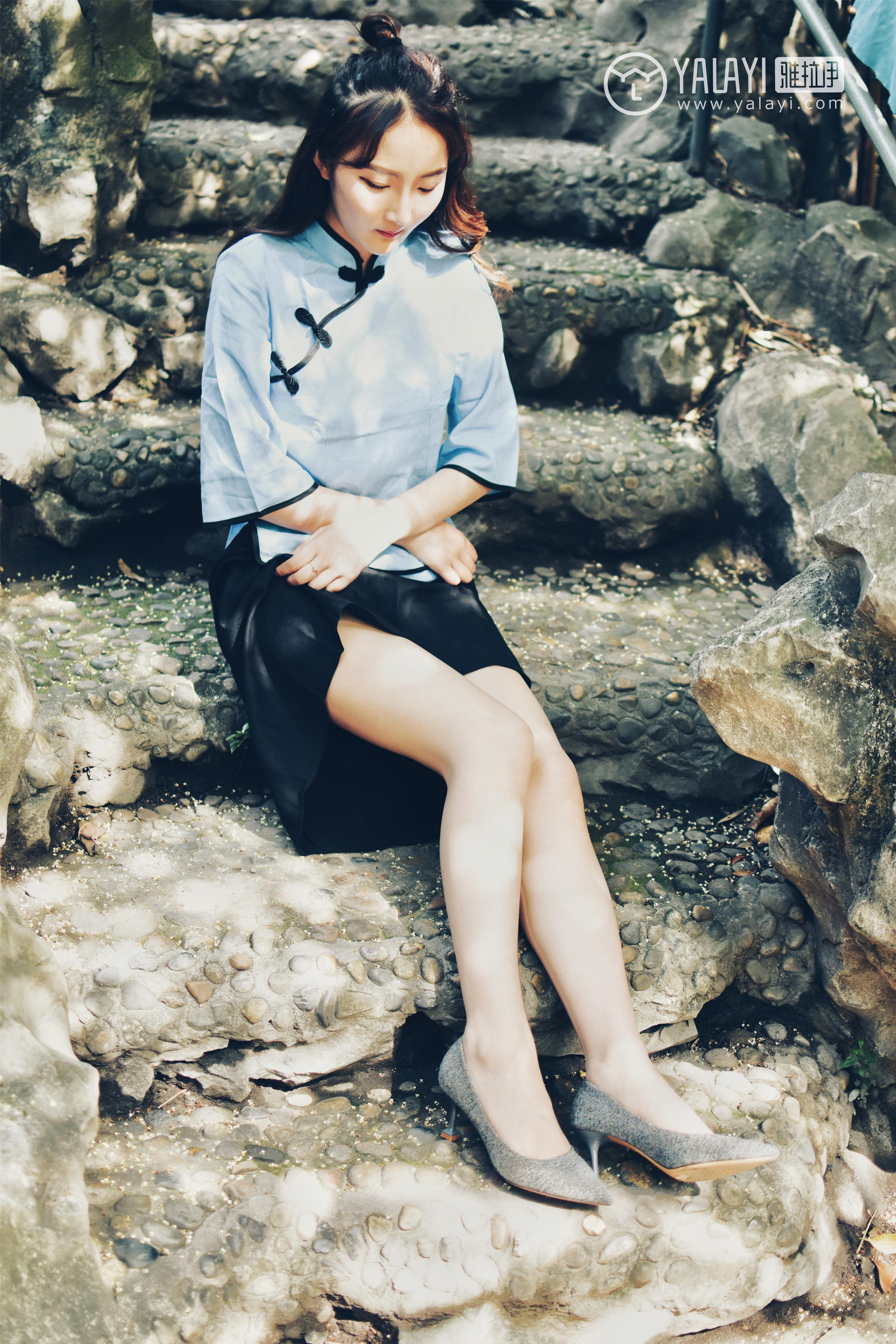 [YALAYI雅拉伊]NO.005 民国女孩叶肖肖 民国女生制服与白色短袖及黑色短裙加肉色丝袜美腿性感私房写真集第2张