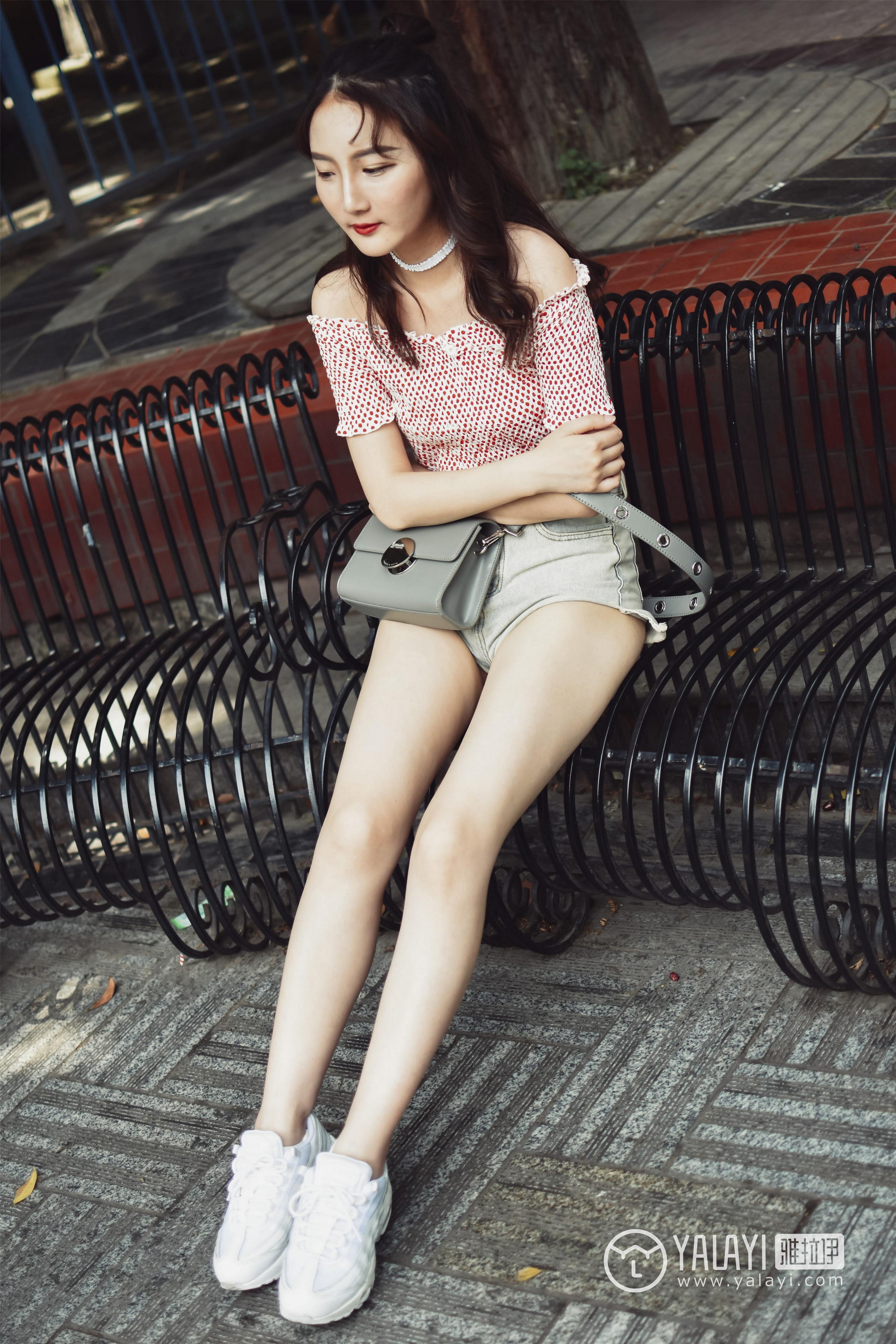 [YALAYI雅拉伊]NO.006 乐园女孩叶肖肖 抹胸短袖加性感短裤私房写真集第7张