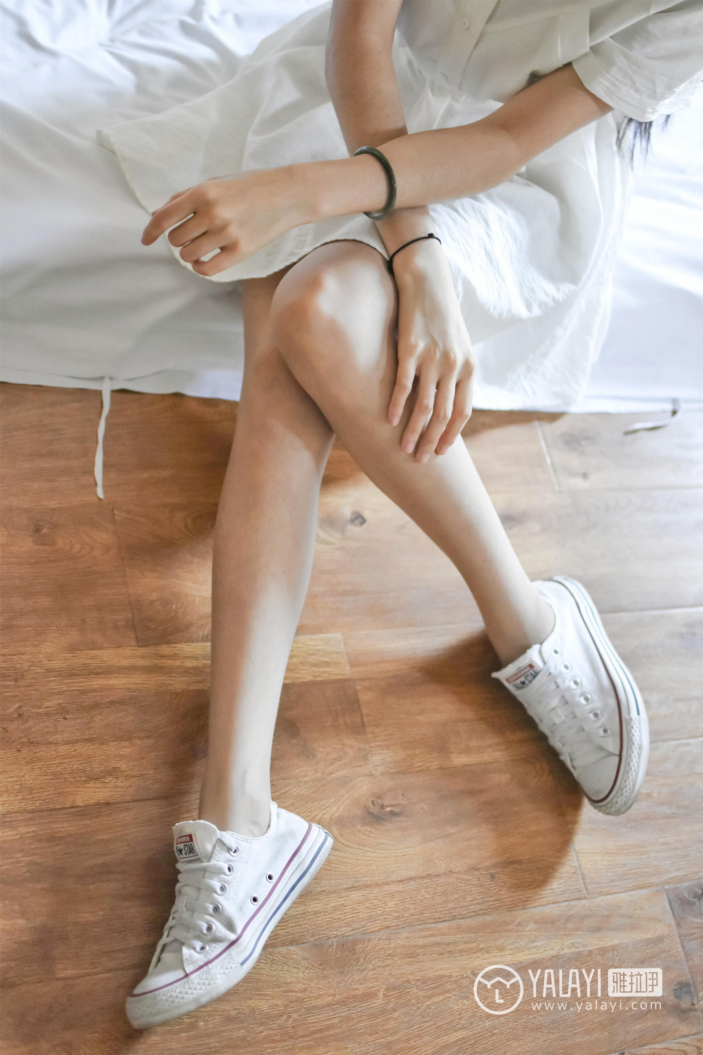 [YALAYI雅拉伊]NO.009 小珂日常 林小珂 白色连衣裙加美腿玉足性感私房写真集第3张