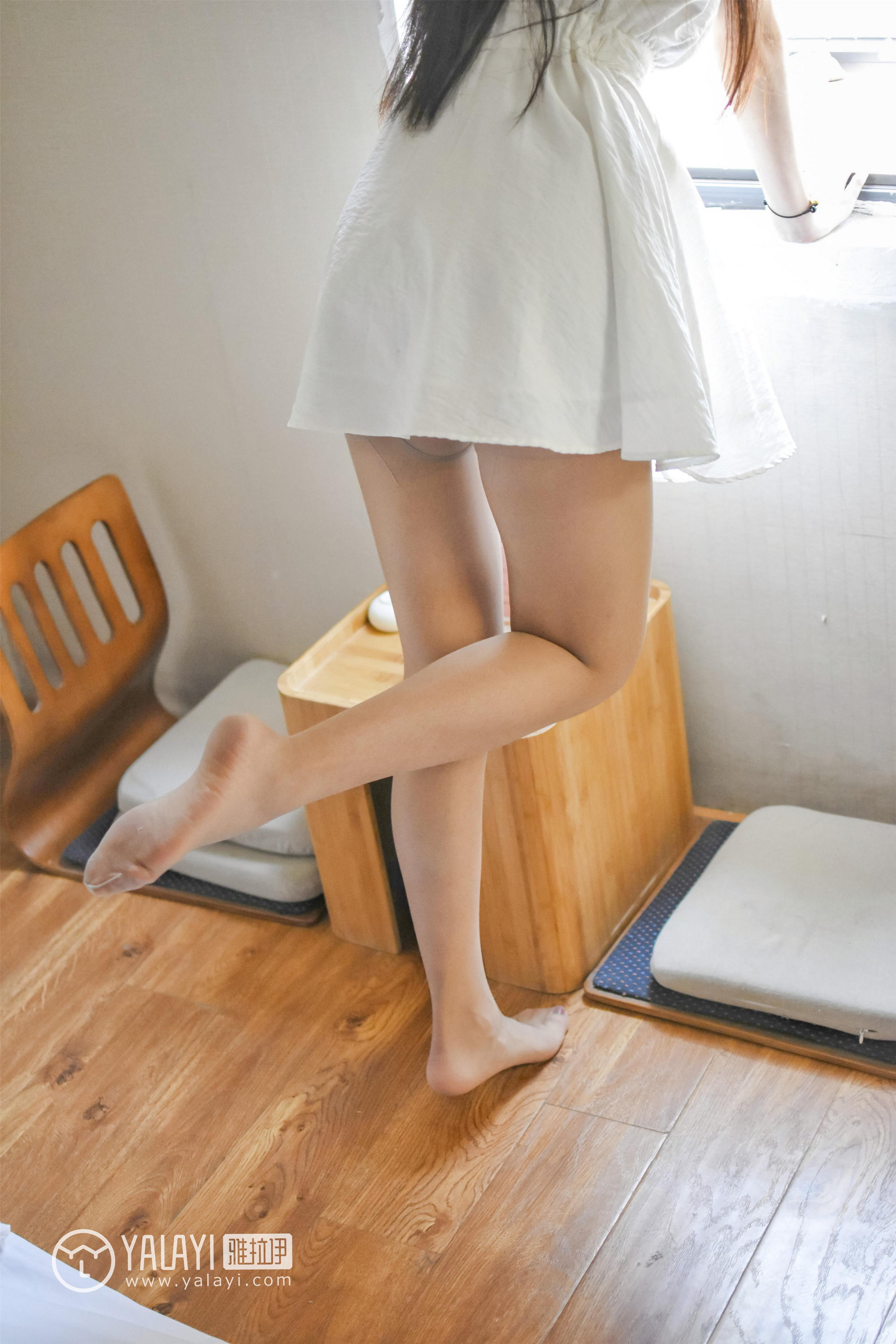 [YALAYI雅拉伊]NO.009 小珂日常 林小珂 白色连衣裙加美腿玉足性感私房写真集第17张