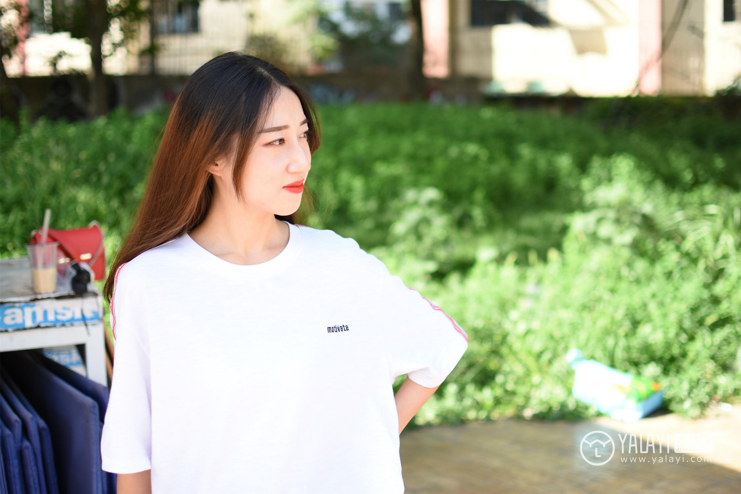 [YALAYI雅拉伊]NO.013 阳光下的裸腿单车 木晓雨 白色连身短袖加牛仔热裤性感私房写真集第17张