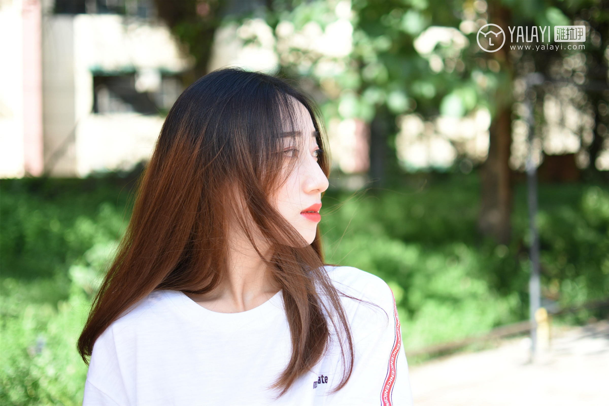 [YALAYI雅拉伊]NO.013 阳光下的裸腿单车 木晓雨 白色连身短袖加牛仔热裤性感私房写真集第19张