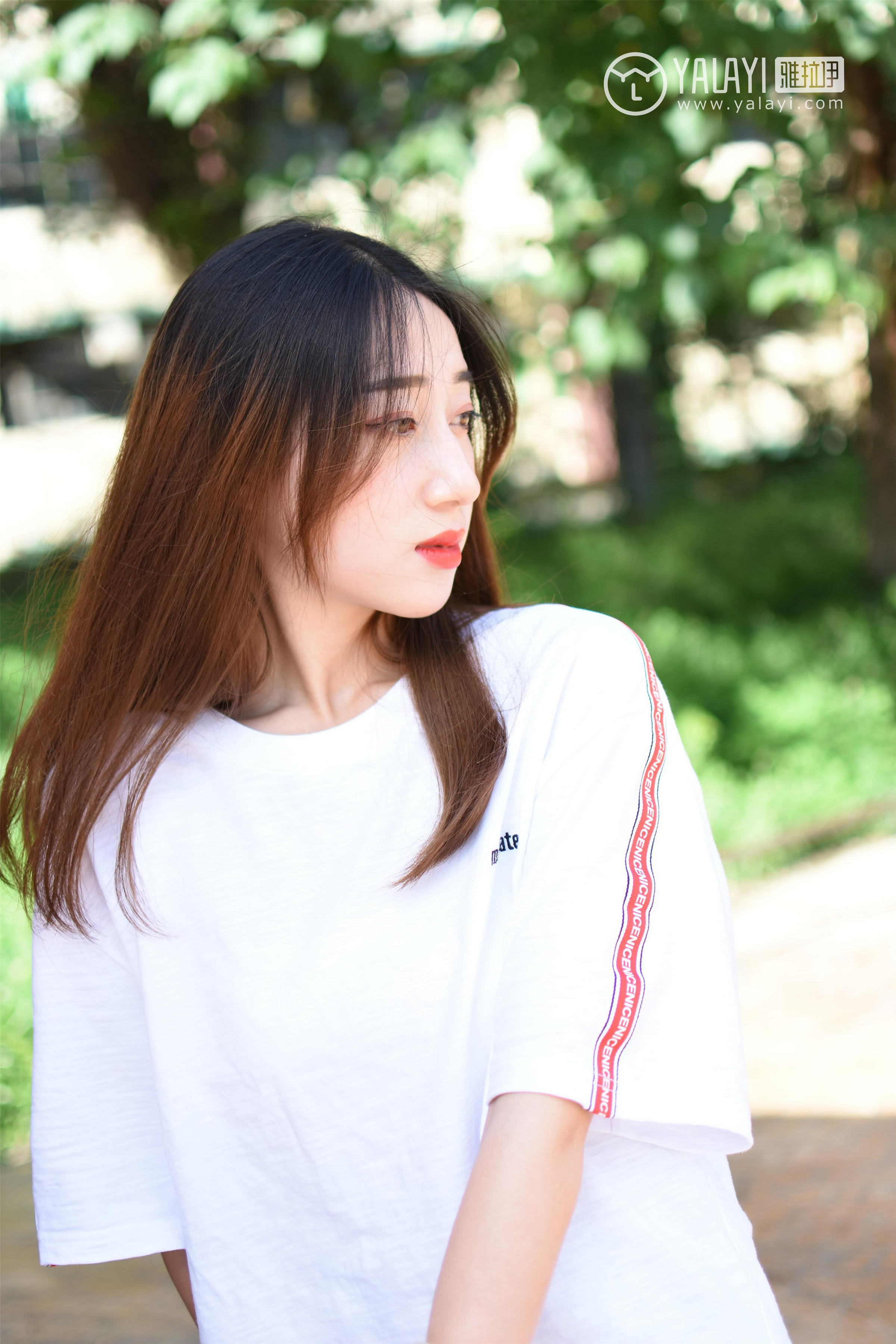 [YALAYI雅拉伊]NO.013 阳光下的裸腿单车 木晓雨 白色连身短袖加牛仔热裤性感私房写真集第20张